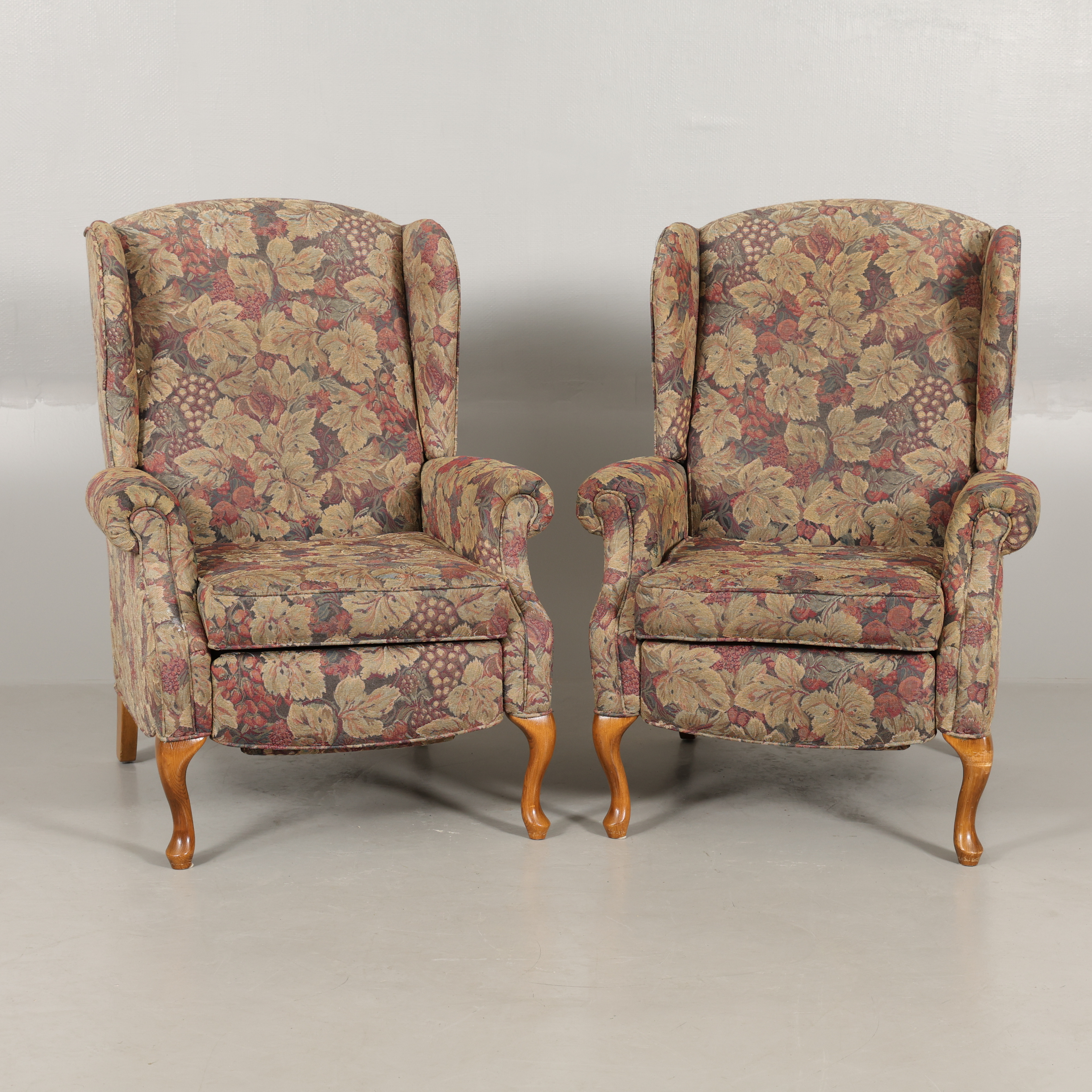 ÖRONLAPPSFÅTÖLJER, 1 par, 1900-talets andra hälft.