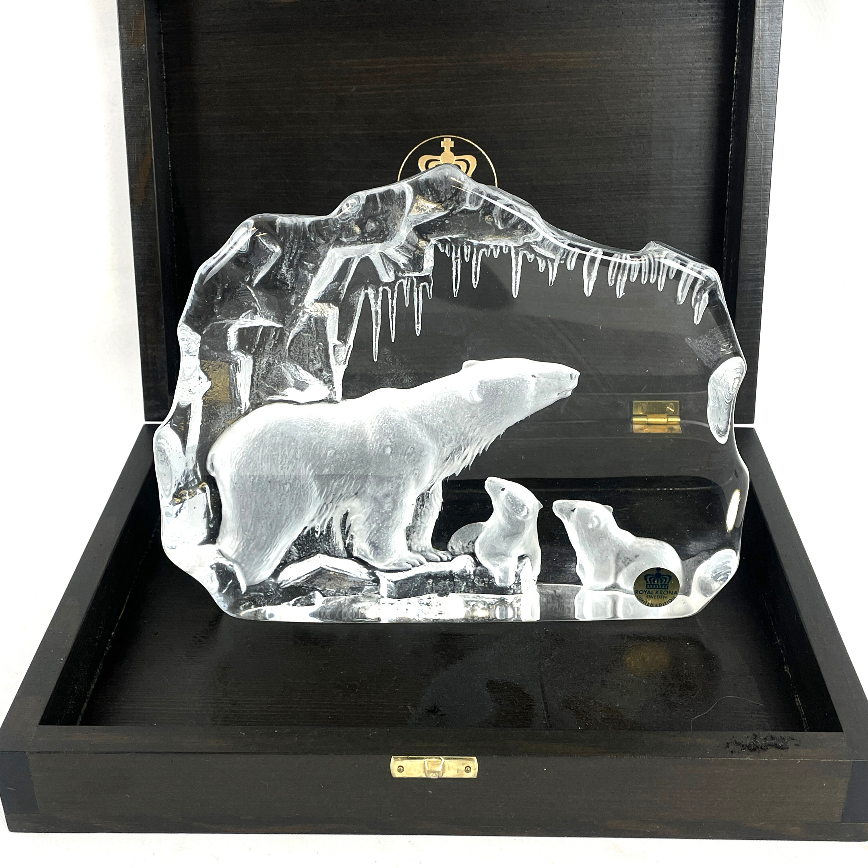 MATS JONASSON. Glasblock, "Nordic beasts of prey", Royal Krona, numrerad 153/975 & signerad.