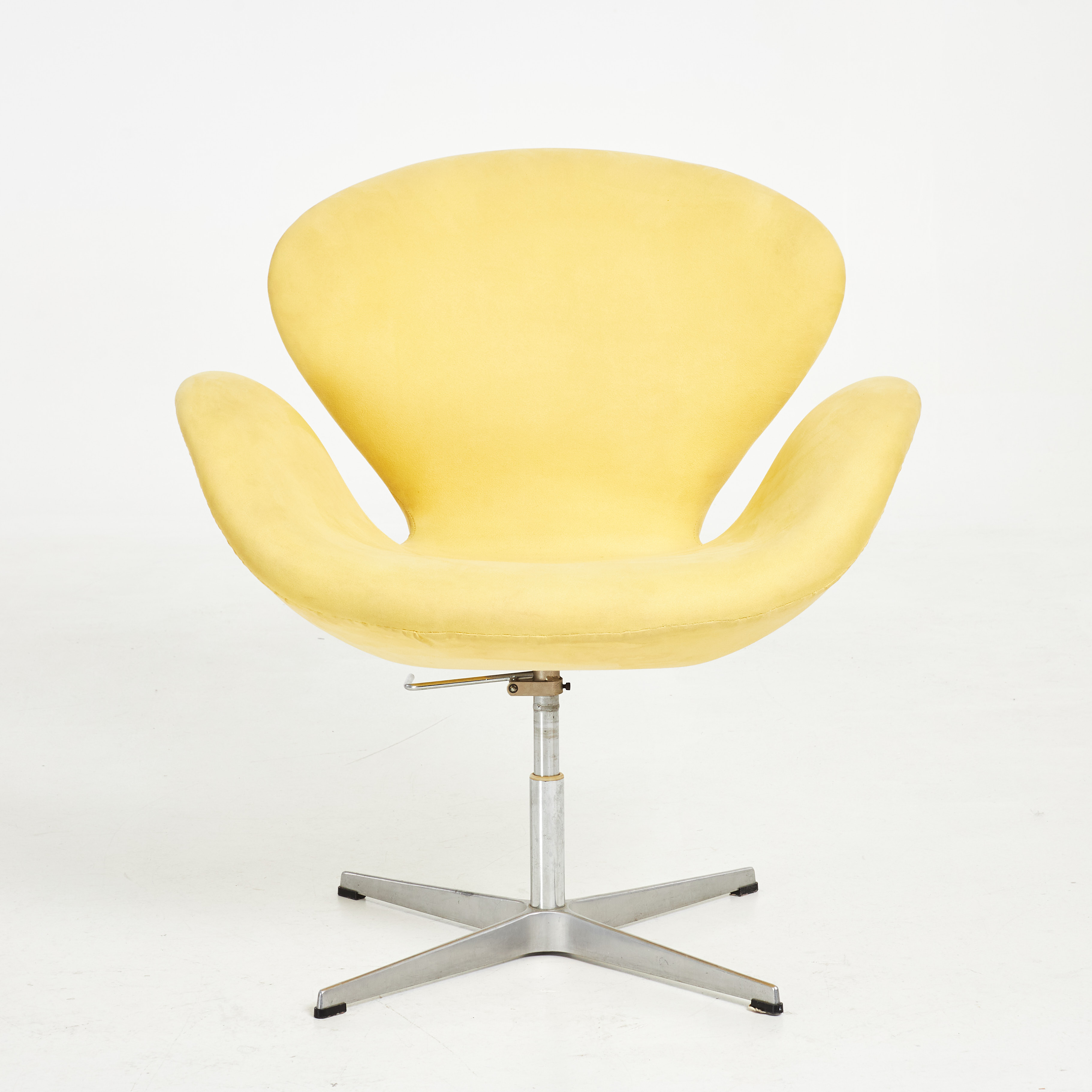 ARNE JACOBSEN. Fåtölj "Svanen" Fritz Hansen, Danmark, designår 1958, detta exemplar från 1980, etikettmärkt, senare omklädd i alcantara.