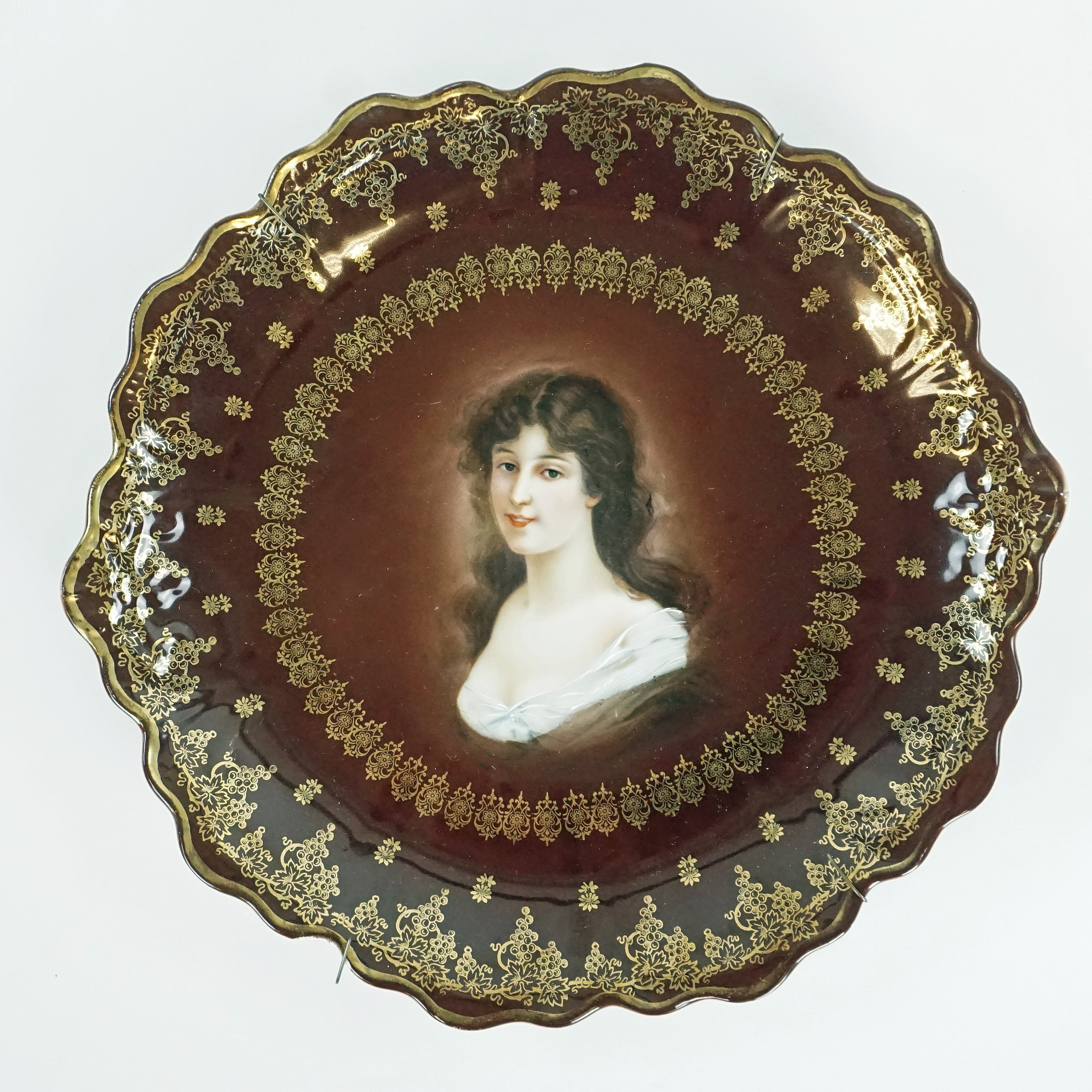 VÄGGFAT. Porslin, "Amicitia", Royal Vienna, Zeh Scherzer & Co, 1900-tallets första hälft.