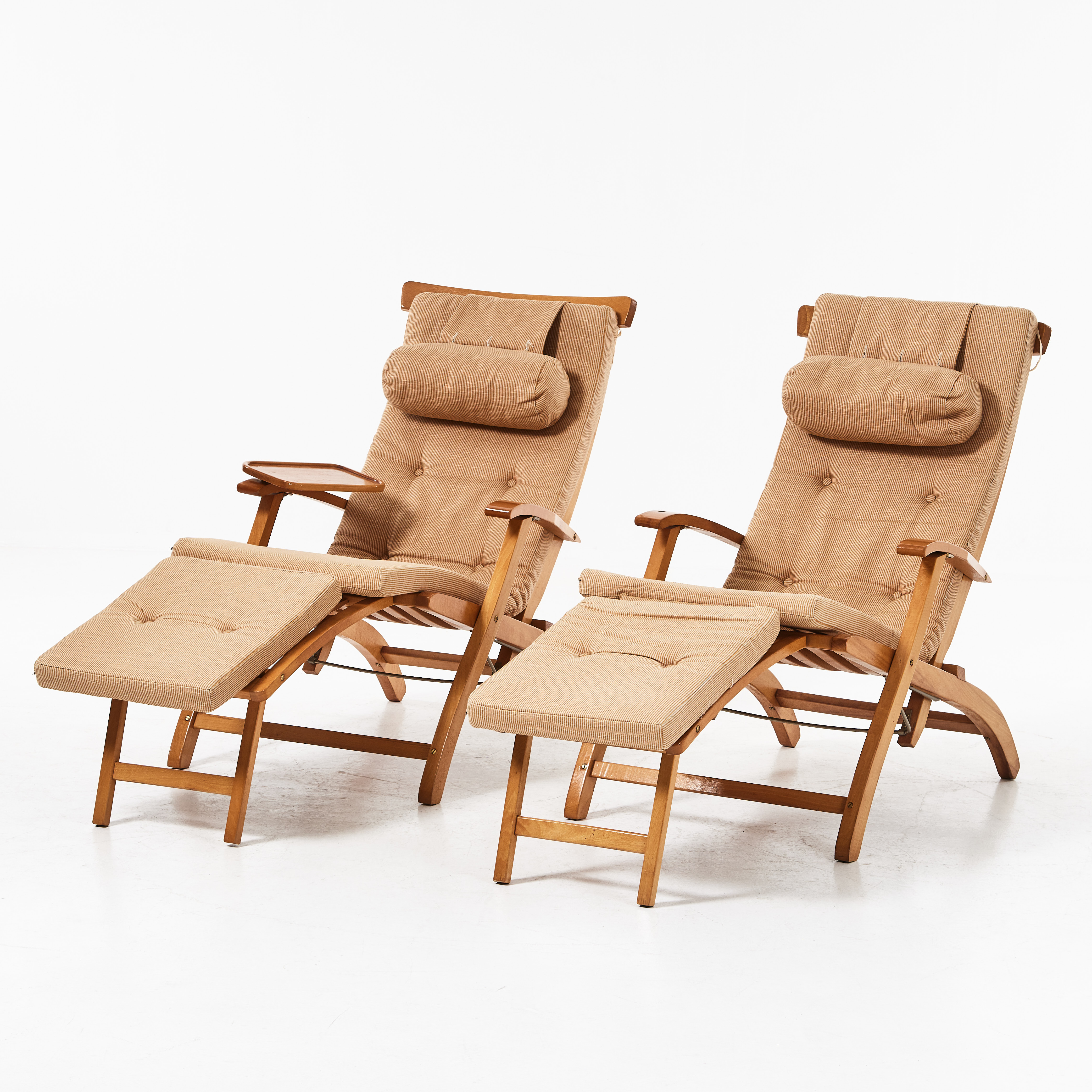 DÄCKSTOLAR, 1 par, bok, en med dryckesbricka, med löstagbara sittdynor.