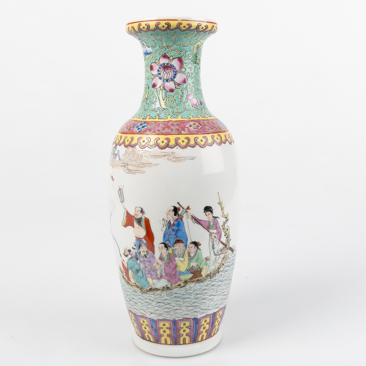 VAS, Kina, 1900-tal, porslin med dekor av figurer samt kalligrafi i emaljfärger.