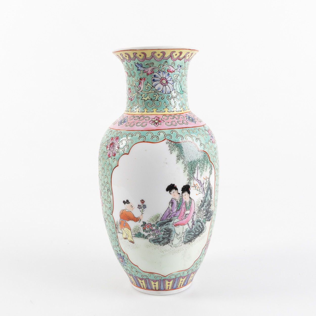 VAS, Kina, 1900-tal, porslin med dekor av figurer och blomster i emaljfärger.