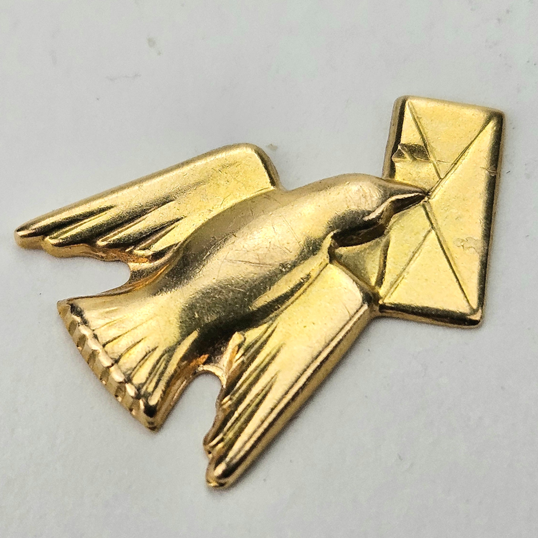 BREVDUVA, guld, 18K, ej stämplad, vikt ca. 0,8 gram.