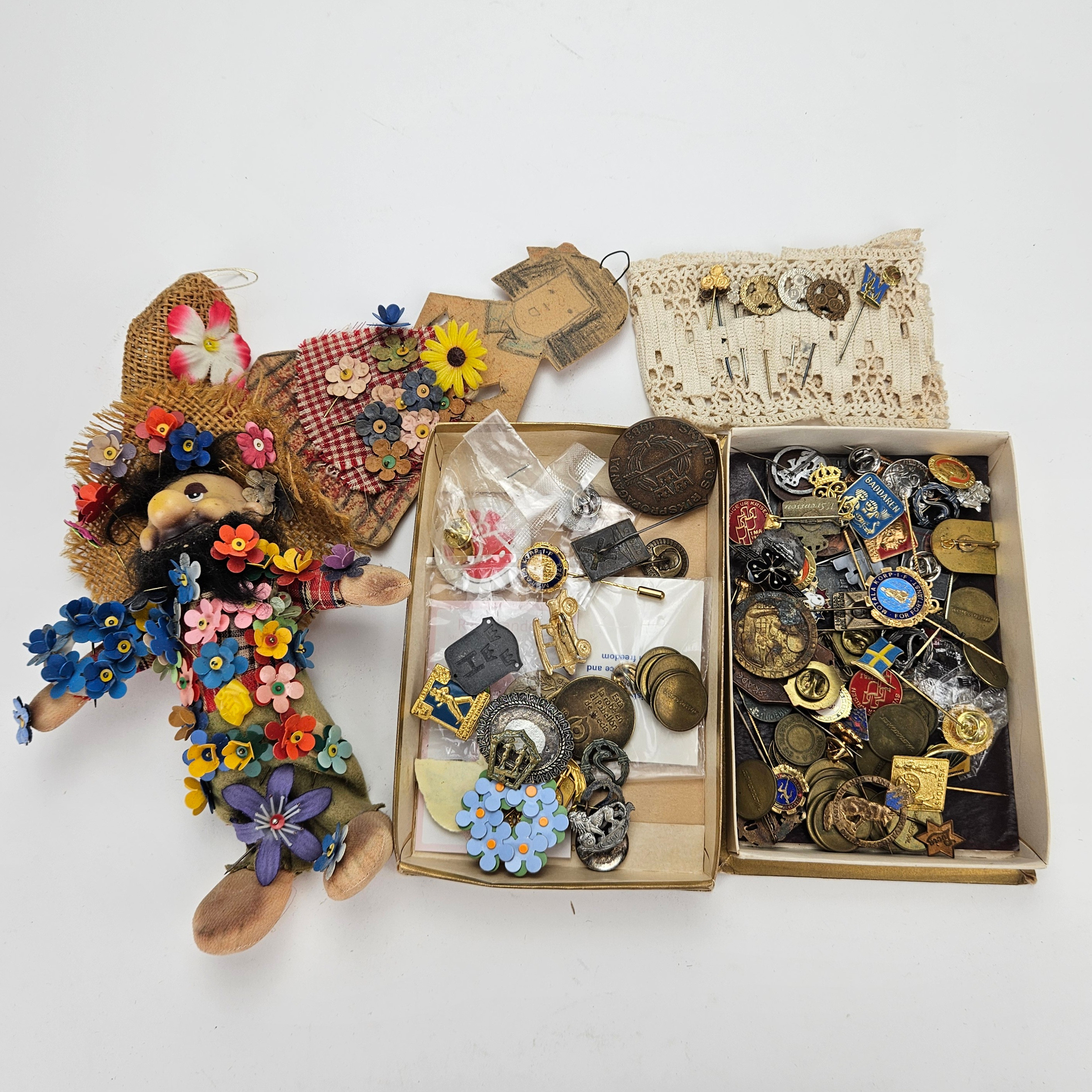 MAJBLOMMOR, MEDALJER, NÅLMÄRKEN OCH POLETTER.