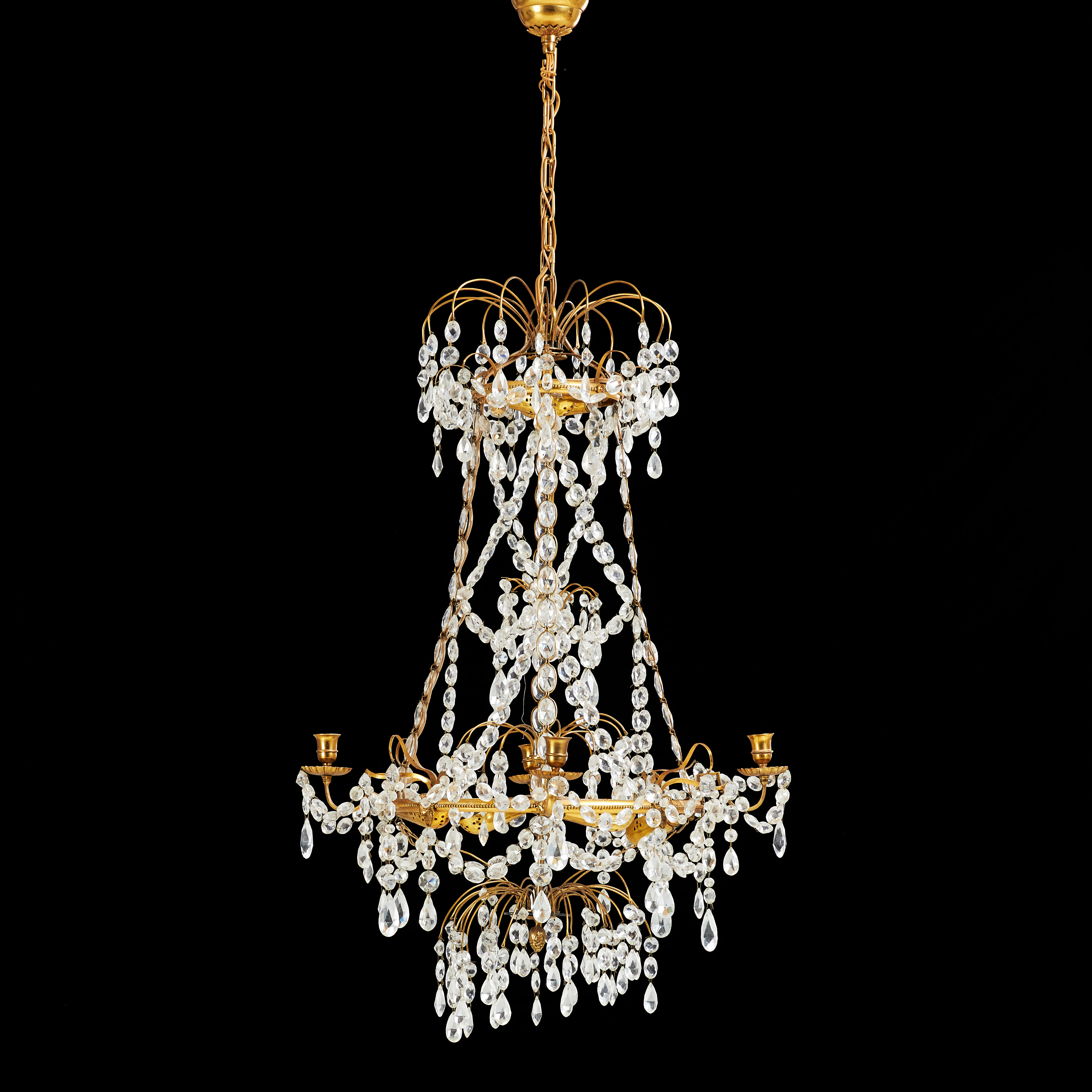 LJUSKRONA, gustaviansk stil, Hagamodell, 1900-talets första hälft, stomme i mässing, behängd med prismor, 4 ljusarmar, 6 ljuspunkter.