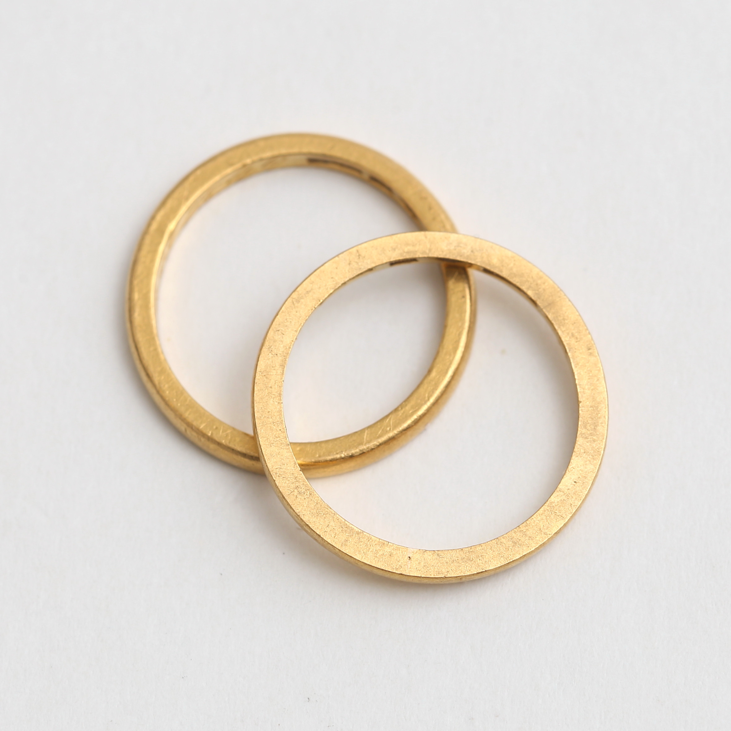 ALLIANSRINGAR, 2 st, 23 k guld, 6,28 gram.