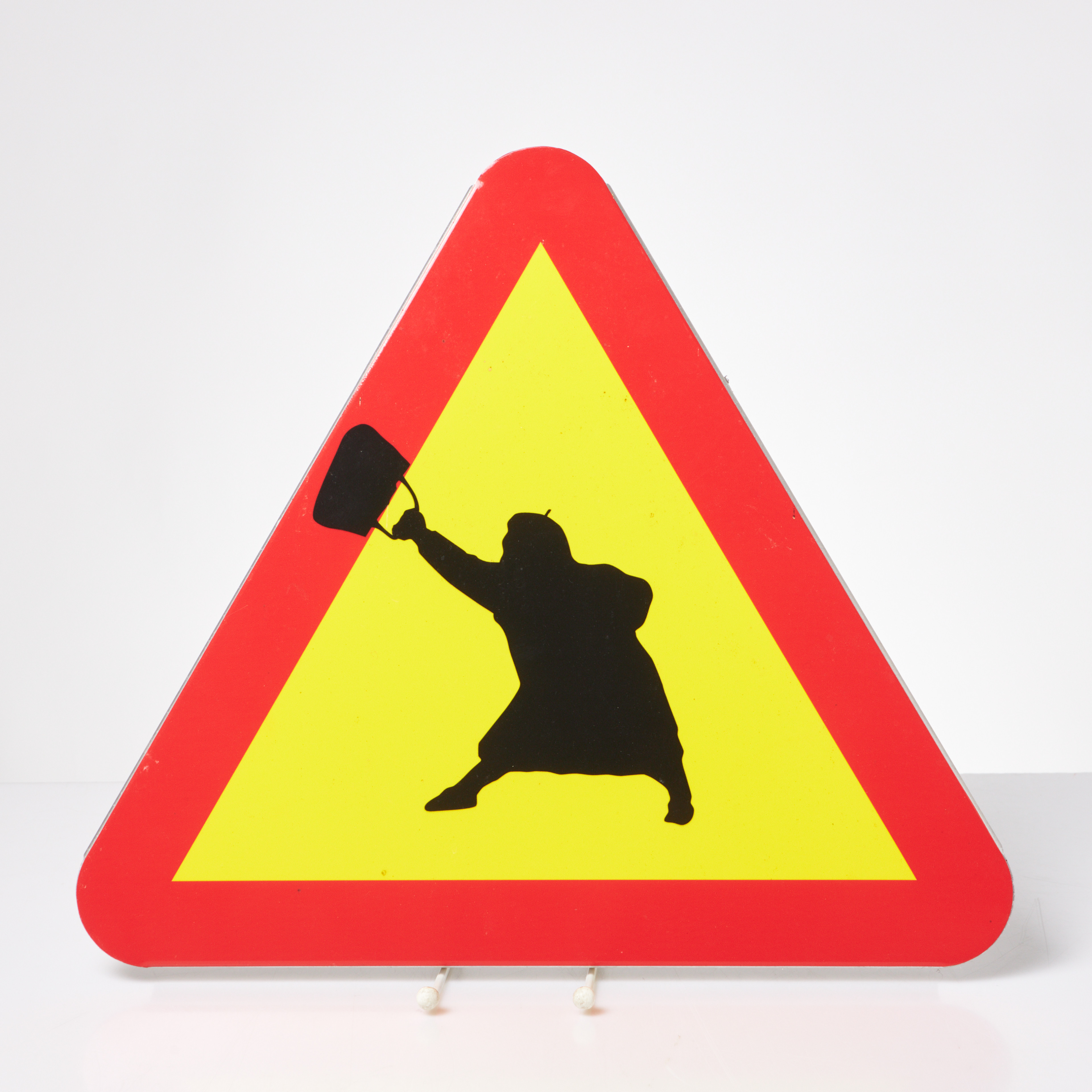 SUSANNA ARWIN. skylt, "Här vaktar jag", aluminium, signerad samt numrerd och daterad Susanna Arwn 19/99, 2024.