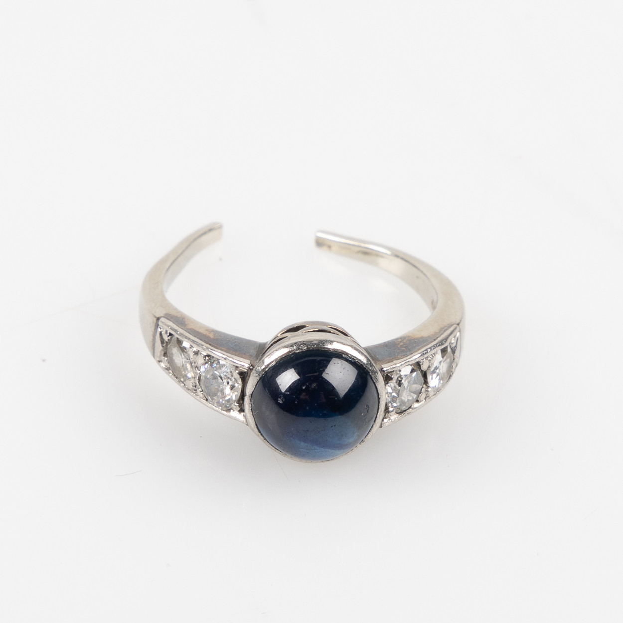 RING, 14K guld, cabochonslipad safir samt diamanter, otydlig mästarstämpel.