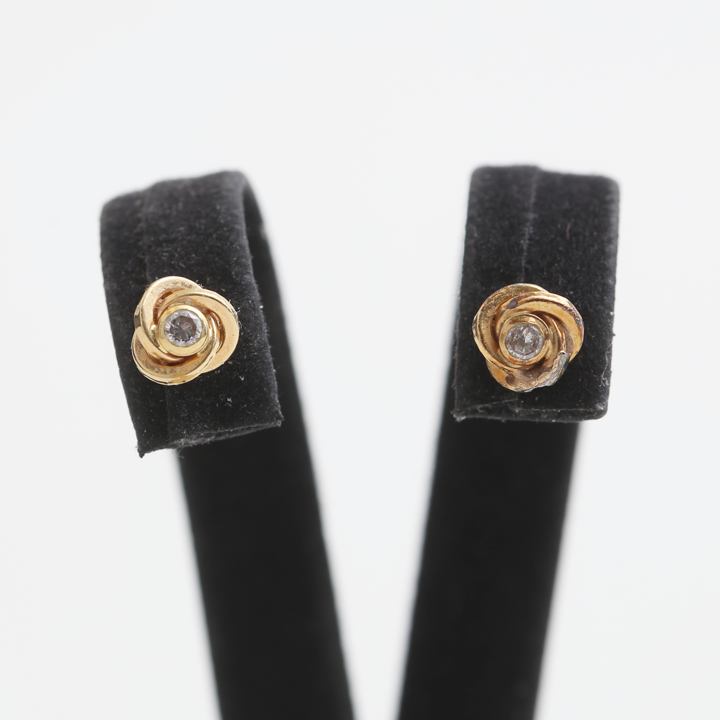 ÖRHÄNGE, ett par, 18 k guld med stenar, 0,77 gram.