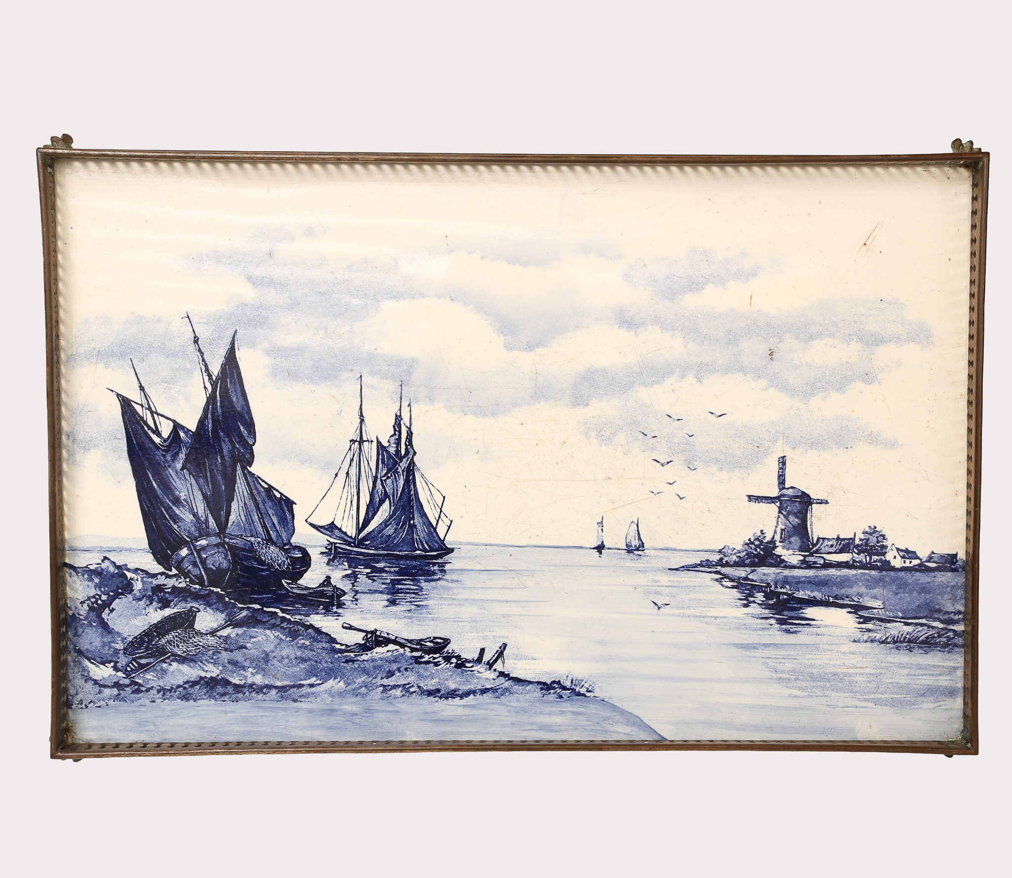 BRICKA - AVSTÄLLNINGSPLATTA, metall, porslin, underglasyrblått måleri, Holland, omkring 1900-talets första fjärdedel.