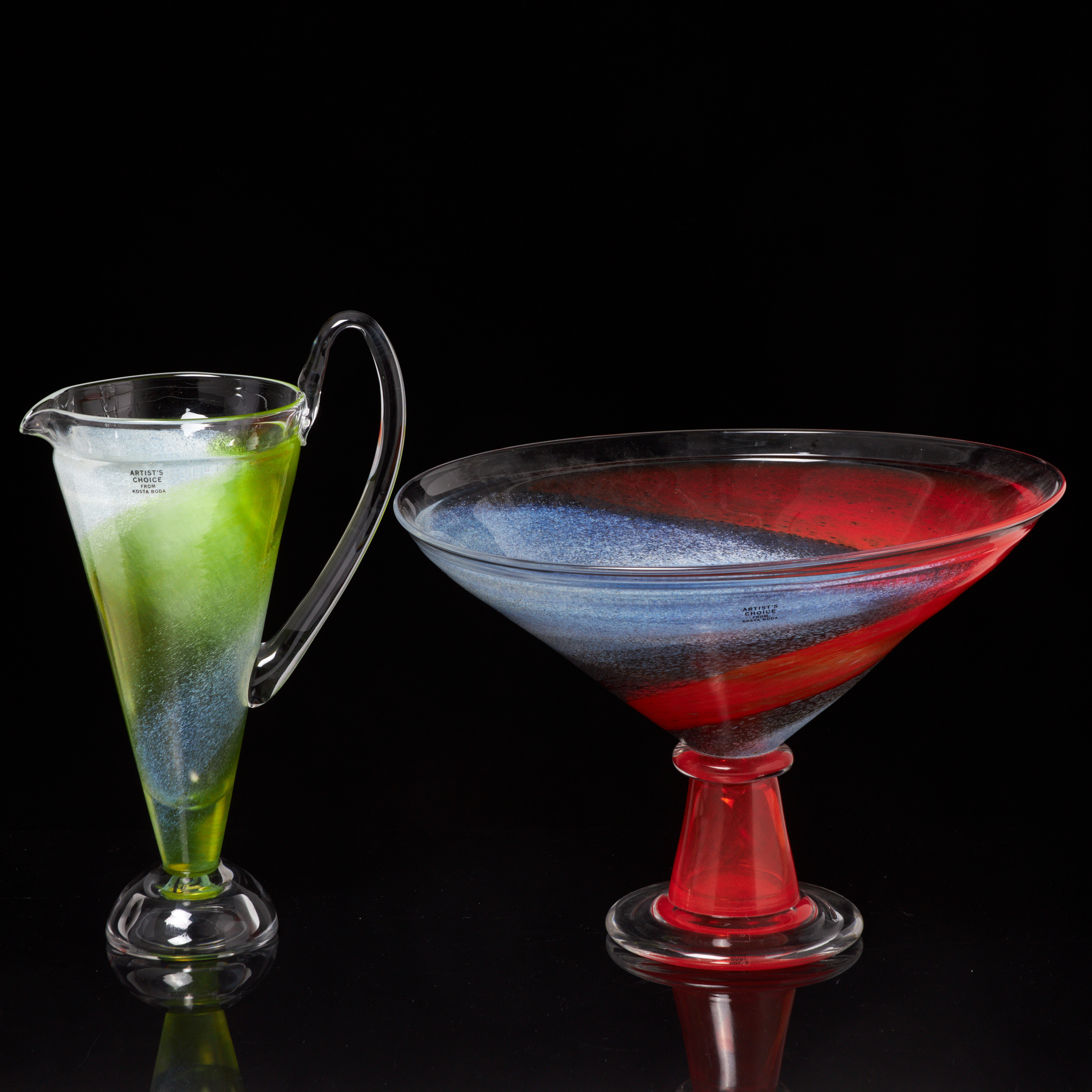 KJELL ENGMAN. Skål på fot samt kanna, 2 dlr, Kosta Boda, signerad samt numrerad undertill, etikettmärkta.