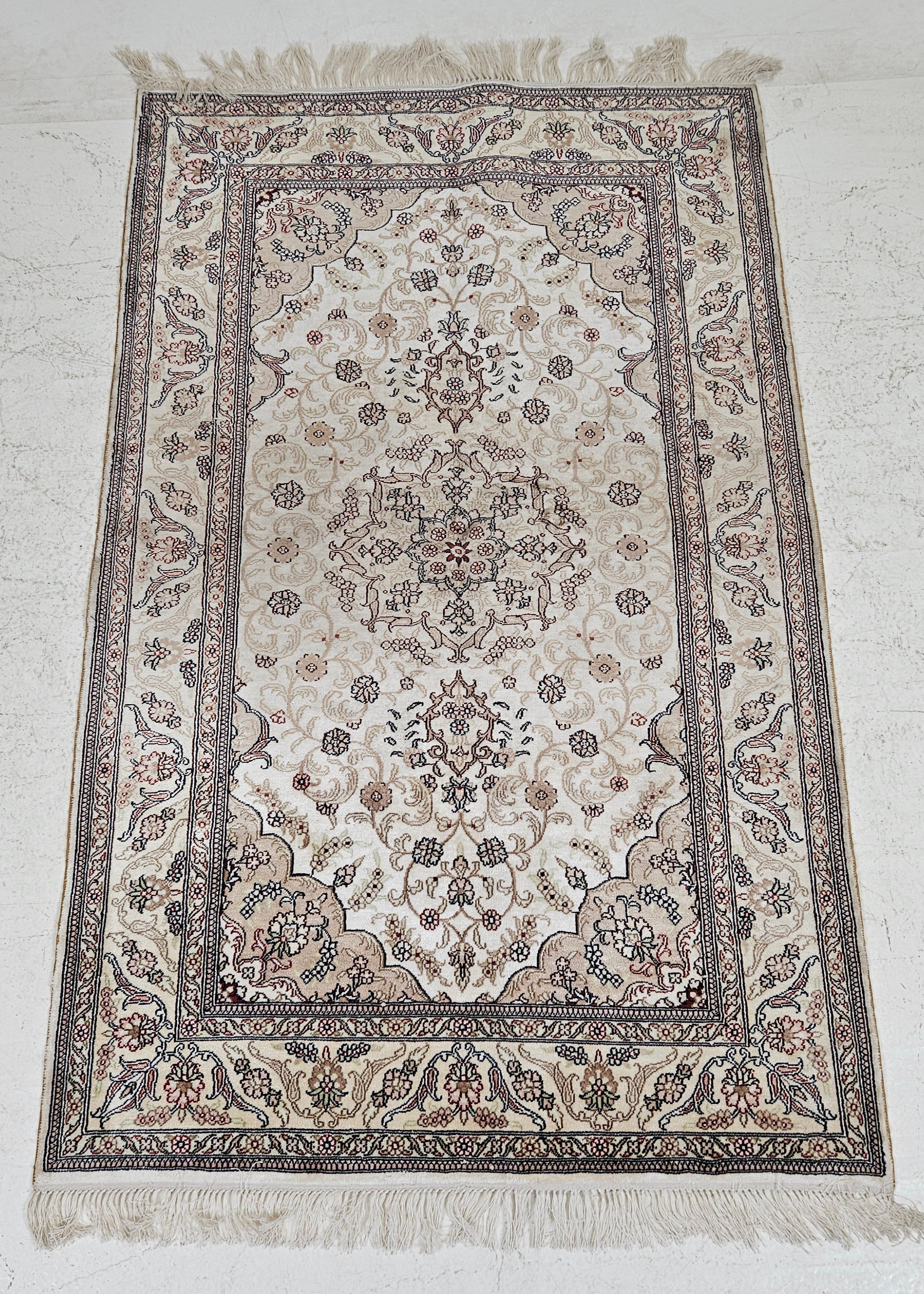 MATTA, orientalisk, med silkesinslag, ca. 152x95 cm.