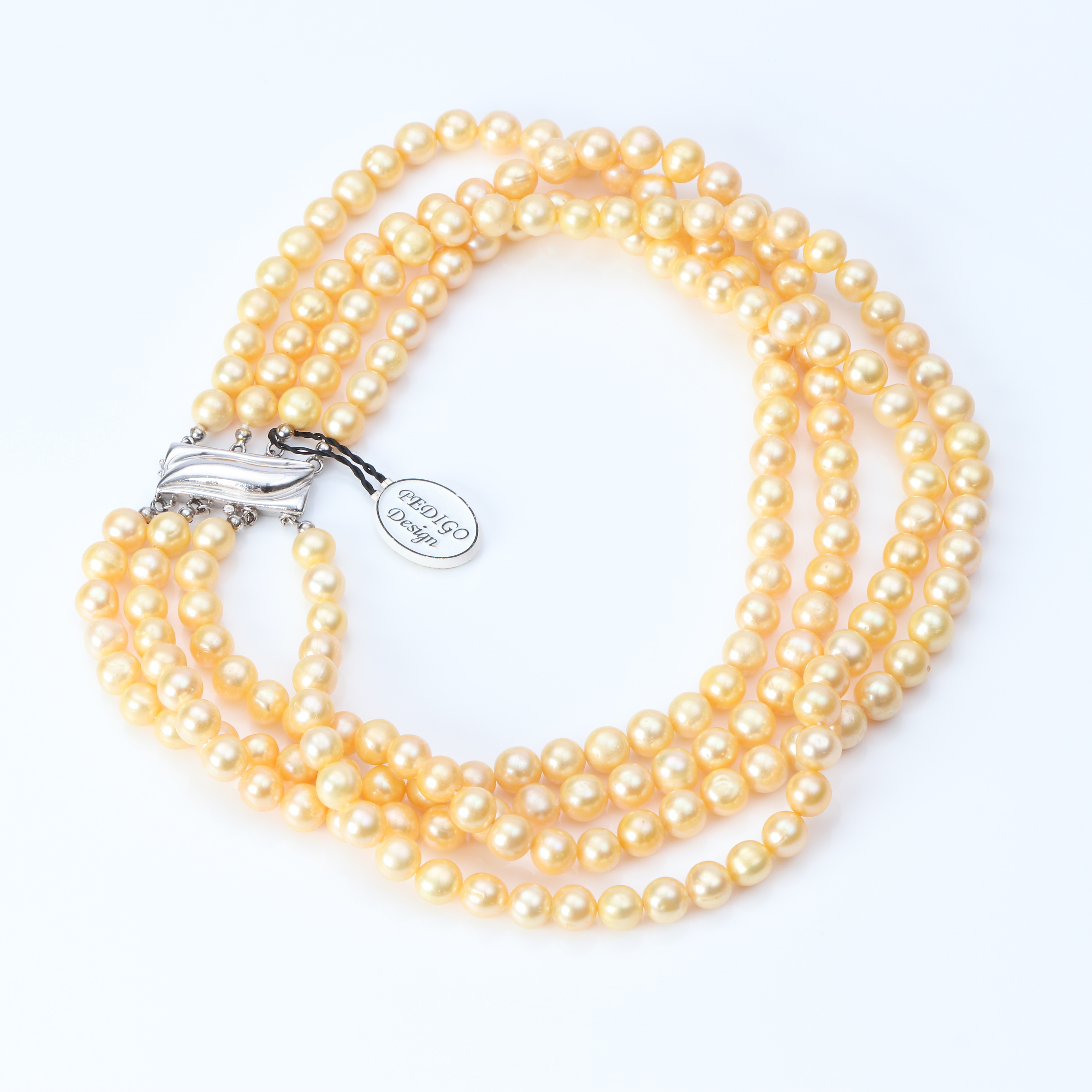 PÄRLCOLLIER. Odlade gula pärlor i fyra rader, lås i 18k vitguld.