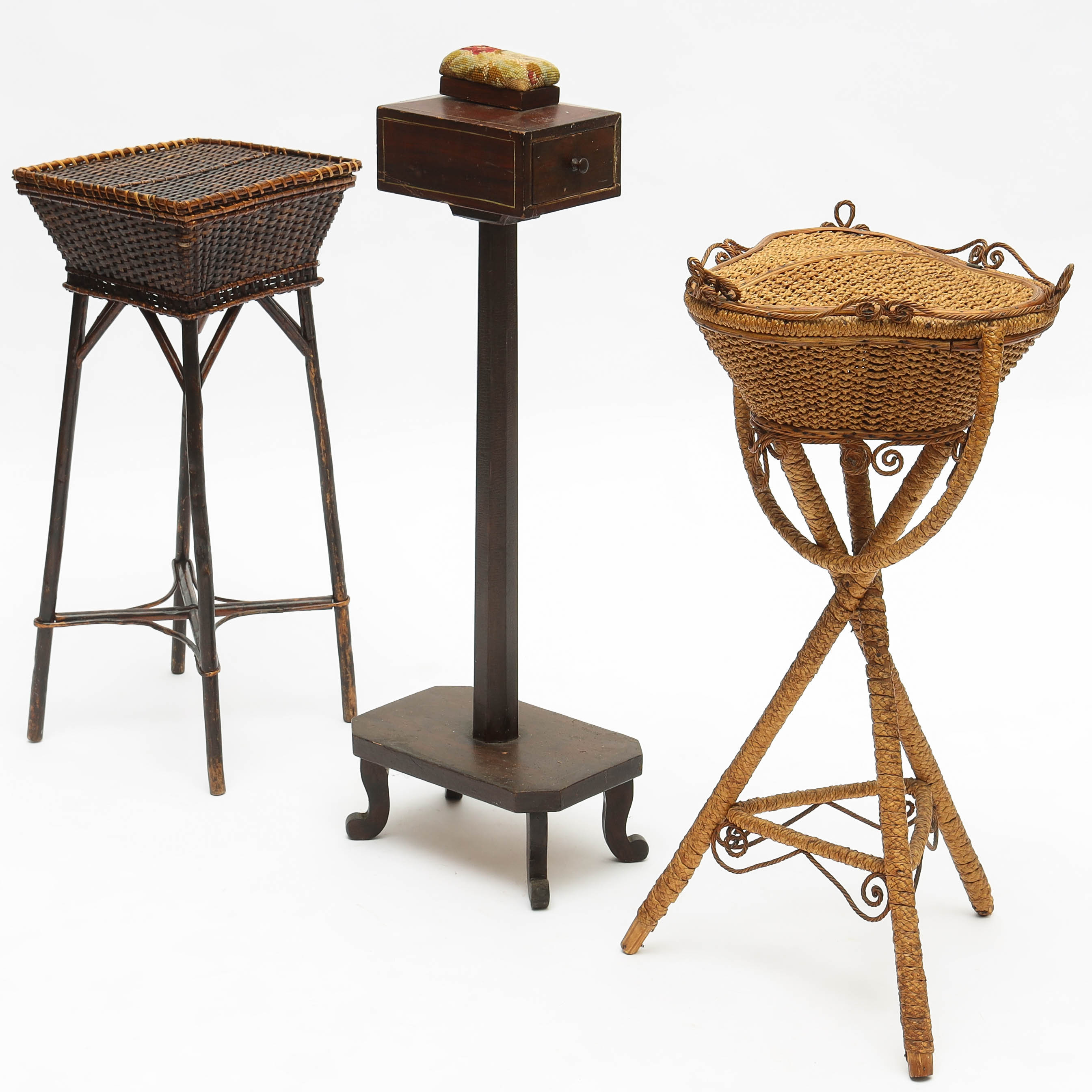 SYBARON samt KORGAR, för sytillbehör, 3 delar, 1800/1900-tal.