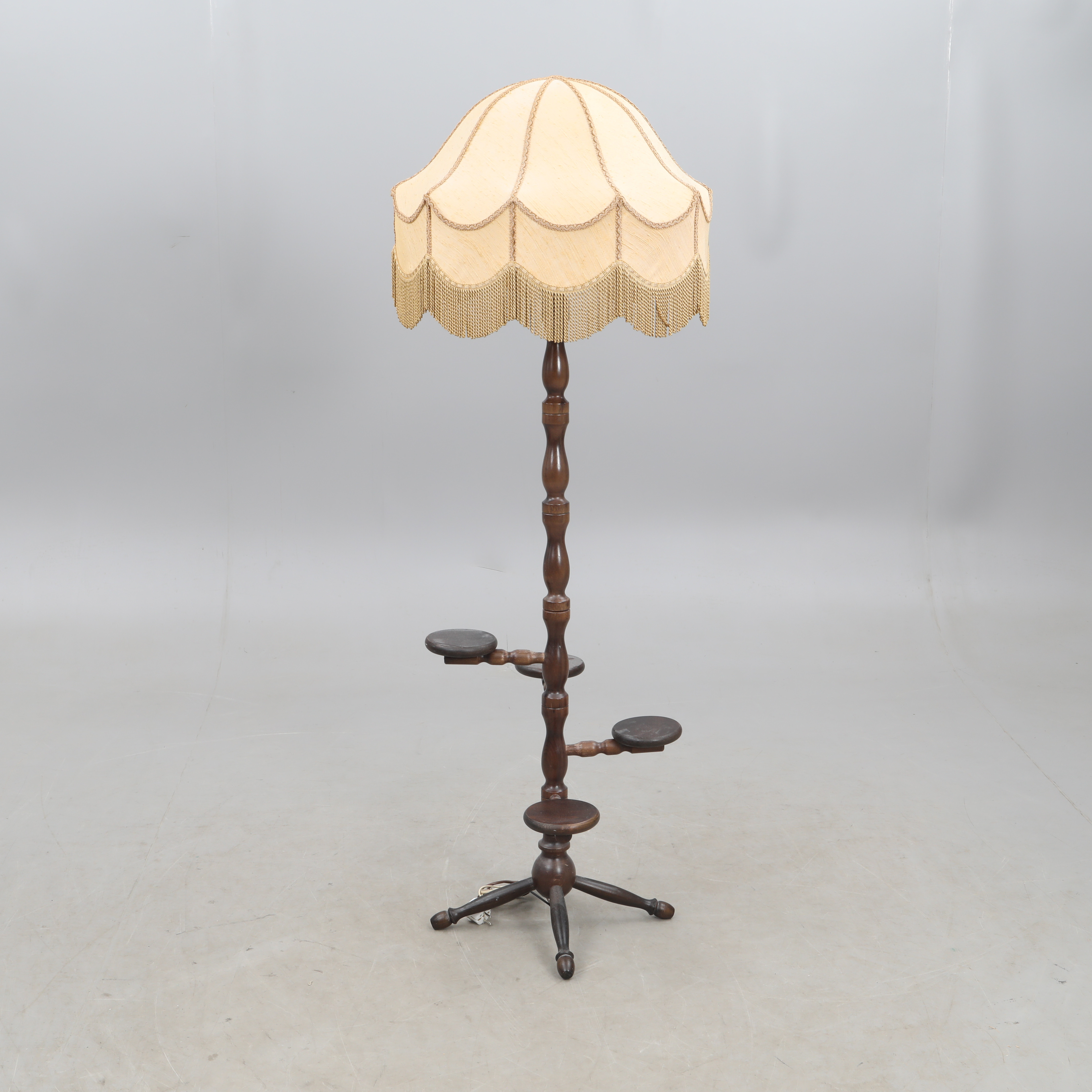 GOLVLAMPA, med integrerade avlastningsbord.