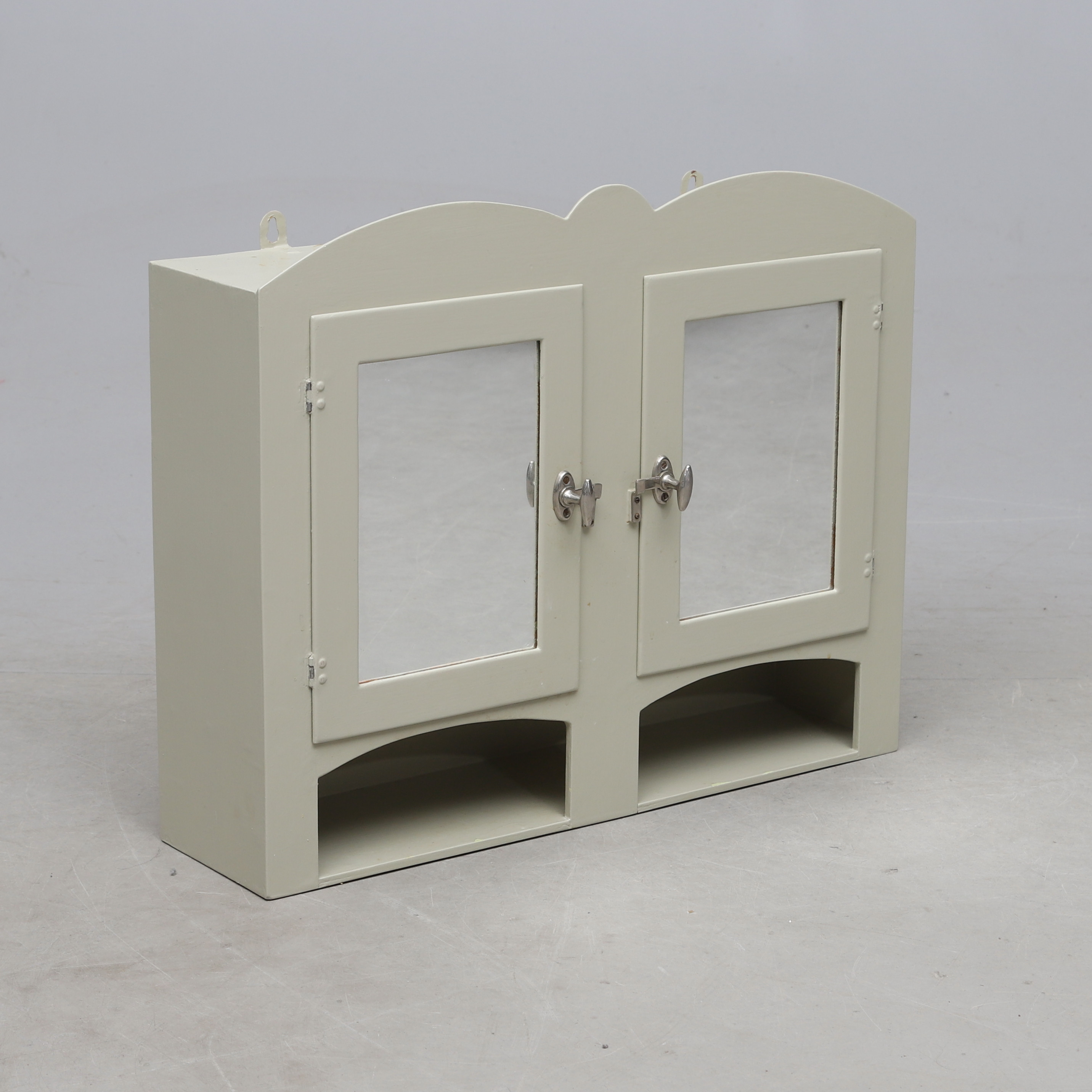 BADRUMSSKÅP med spegel, bemålat trä och masonit, 1940-tal.