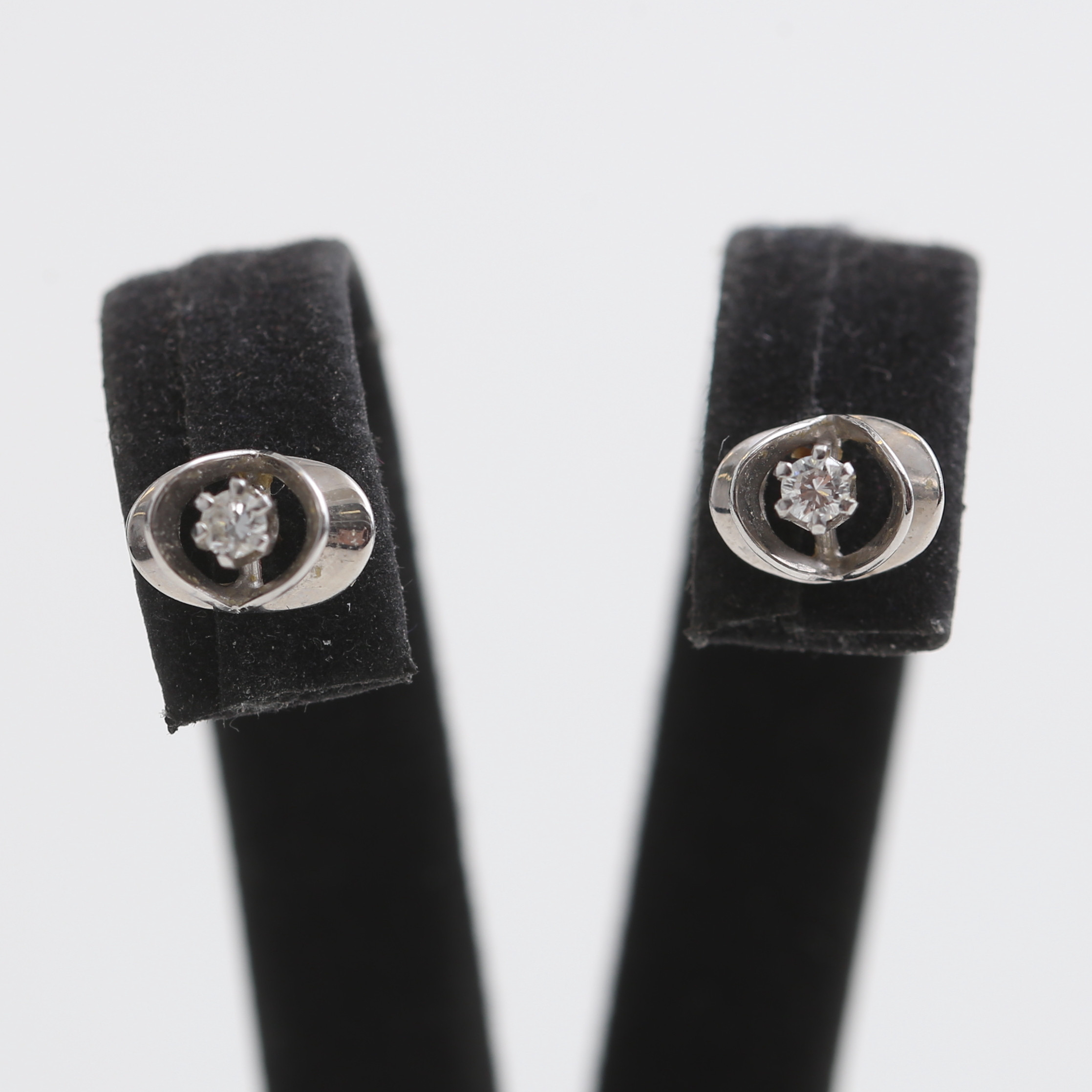 ÖRHÄNGE, ett par, 18 k vitguld med sten, 1,54 gram.