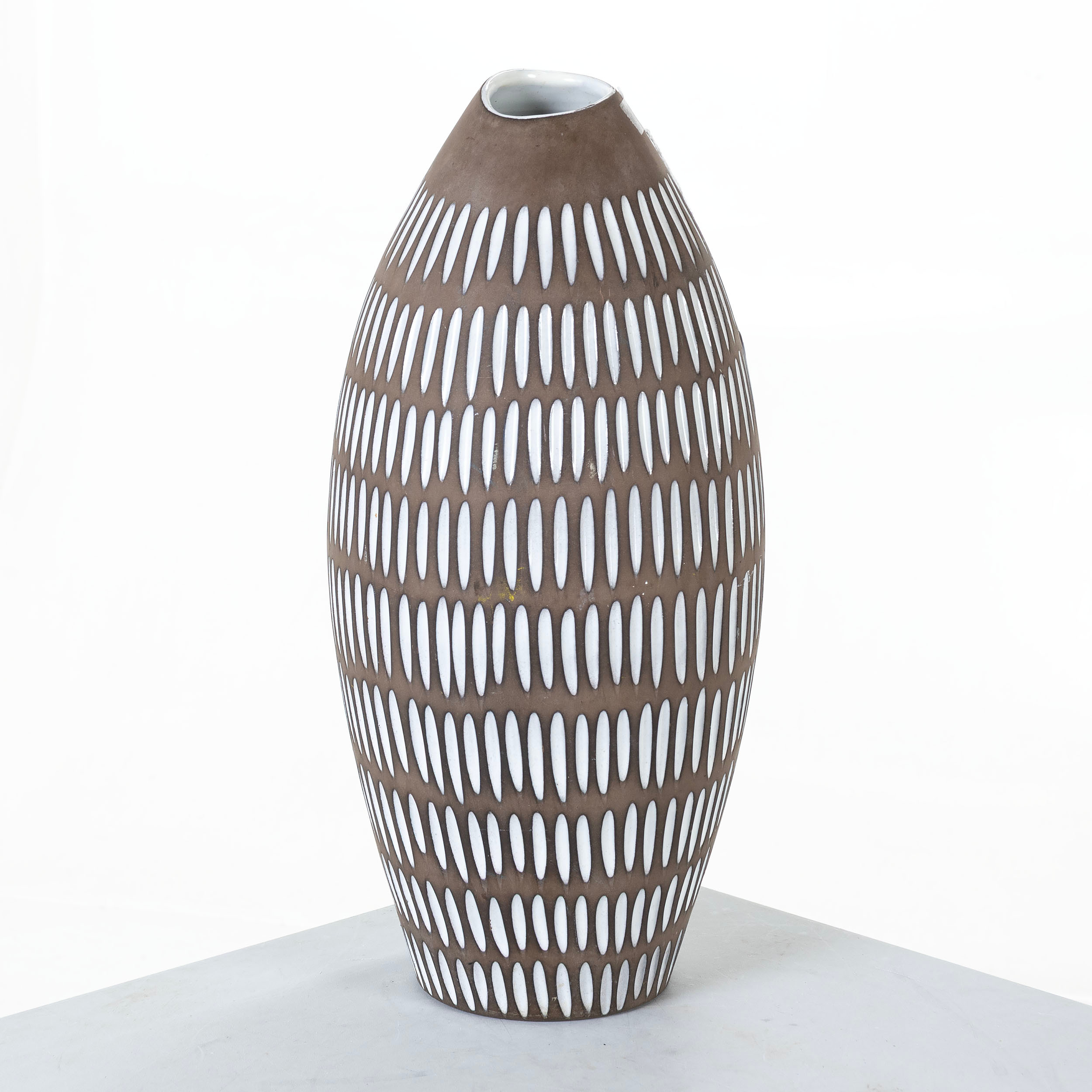 INGRID ATTERBERG. Golvvas, modell 2137, "Negro", stengods, Upsala-Ekeby, signerad, 1950-tal.