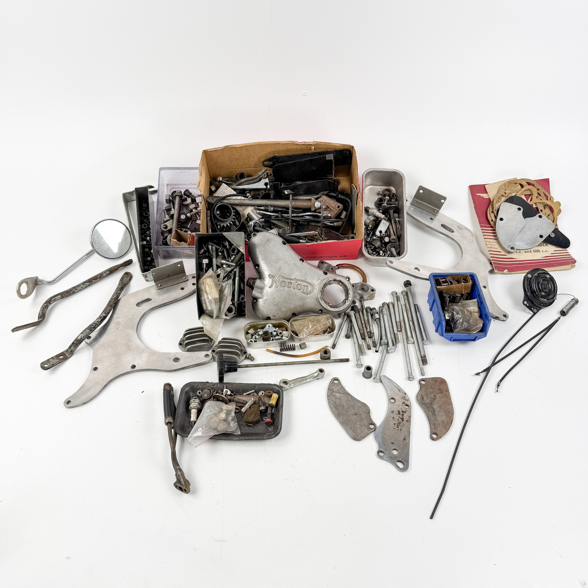 NORTON, parti delar, bl.a Commando 1960/70-tal, England.