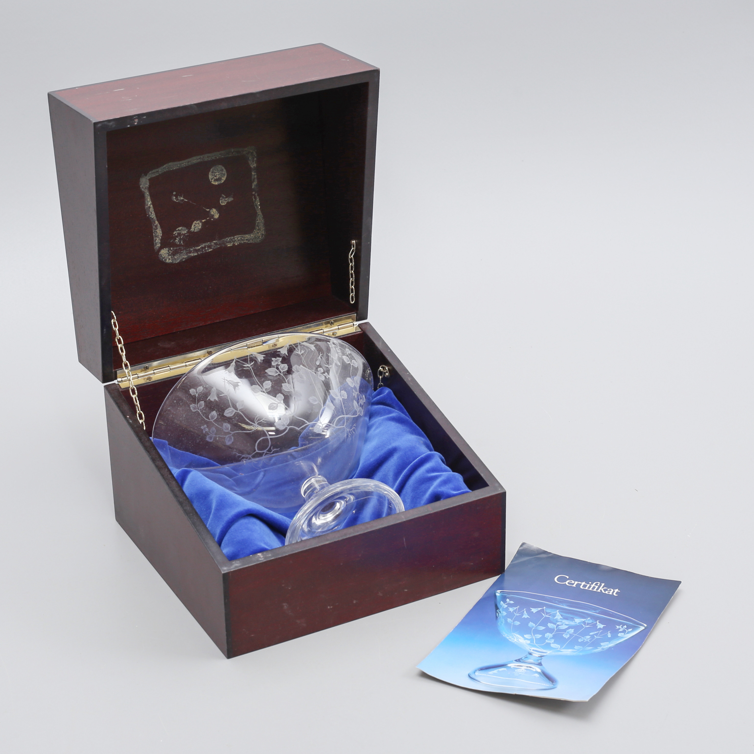 LISA BAUER. Kristallskål med dekor, i trälåda, Kosta.