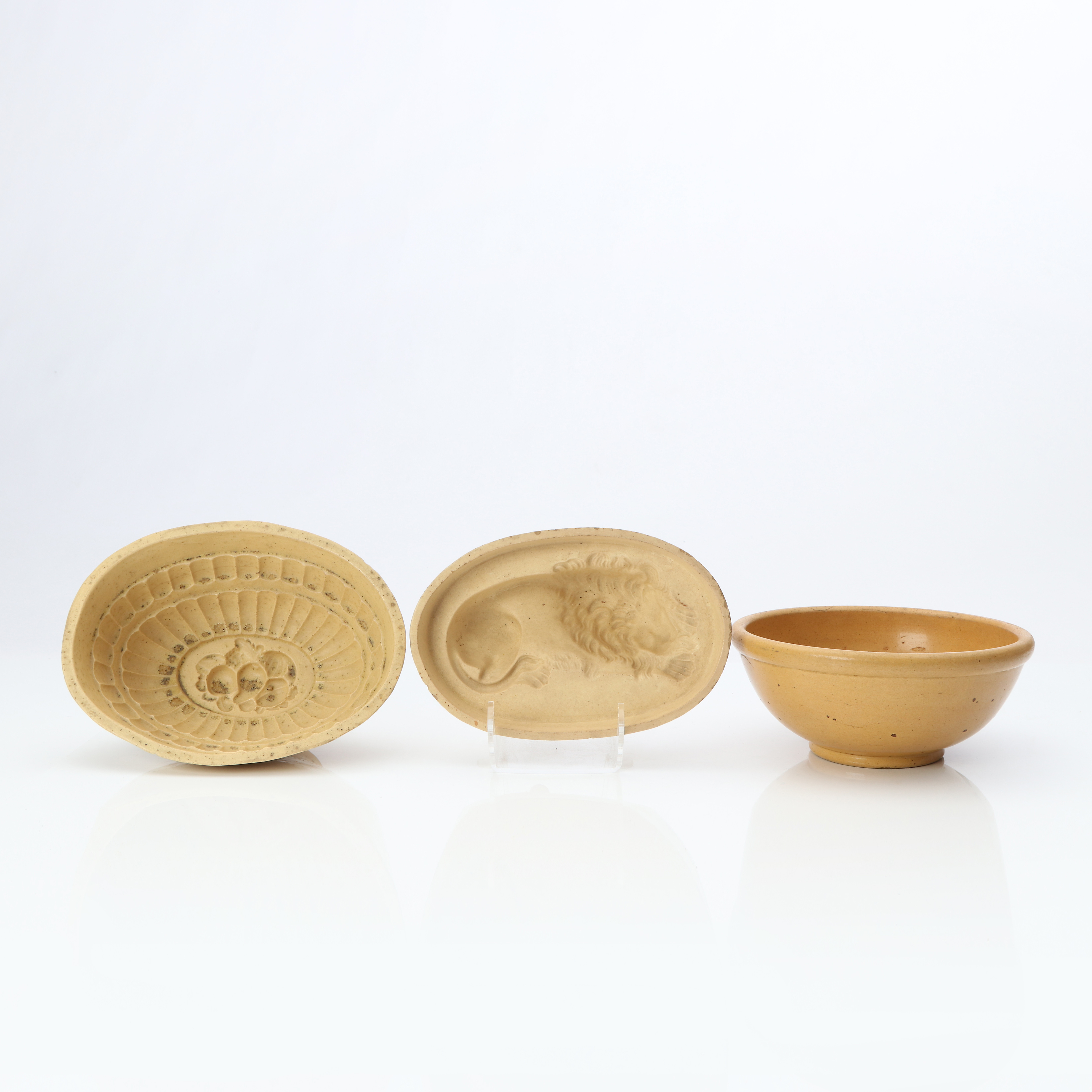 HÖGANÄS, ALADOBFORMAR, TVÅ ST SAMT SKÅL. Glaserad keramik. 18/1900-tal.