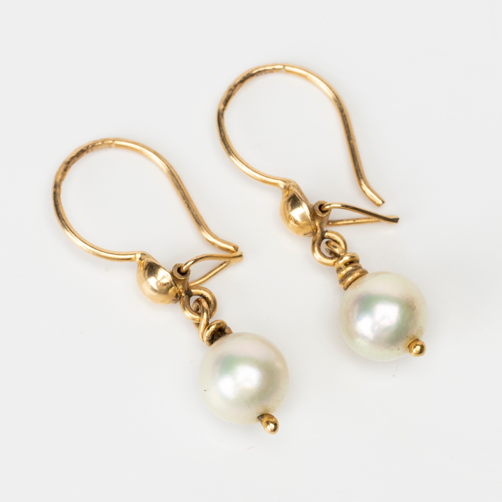 ÖRHÄNGEN 1 par, 18K guld med odlade pärlor, OPI, 1900-talets andra hälft.