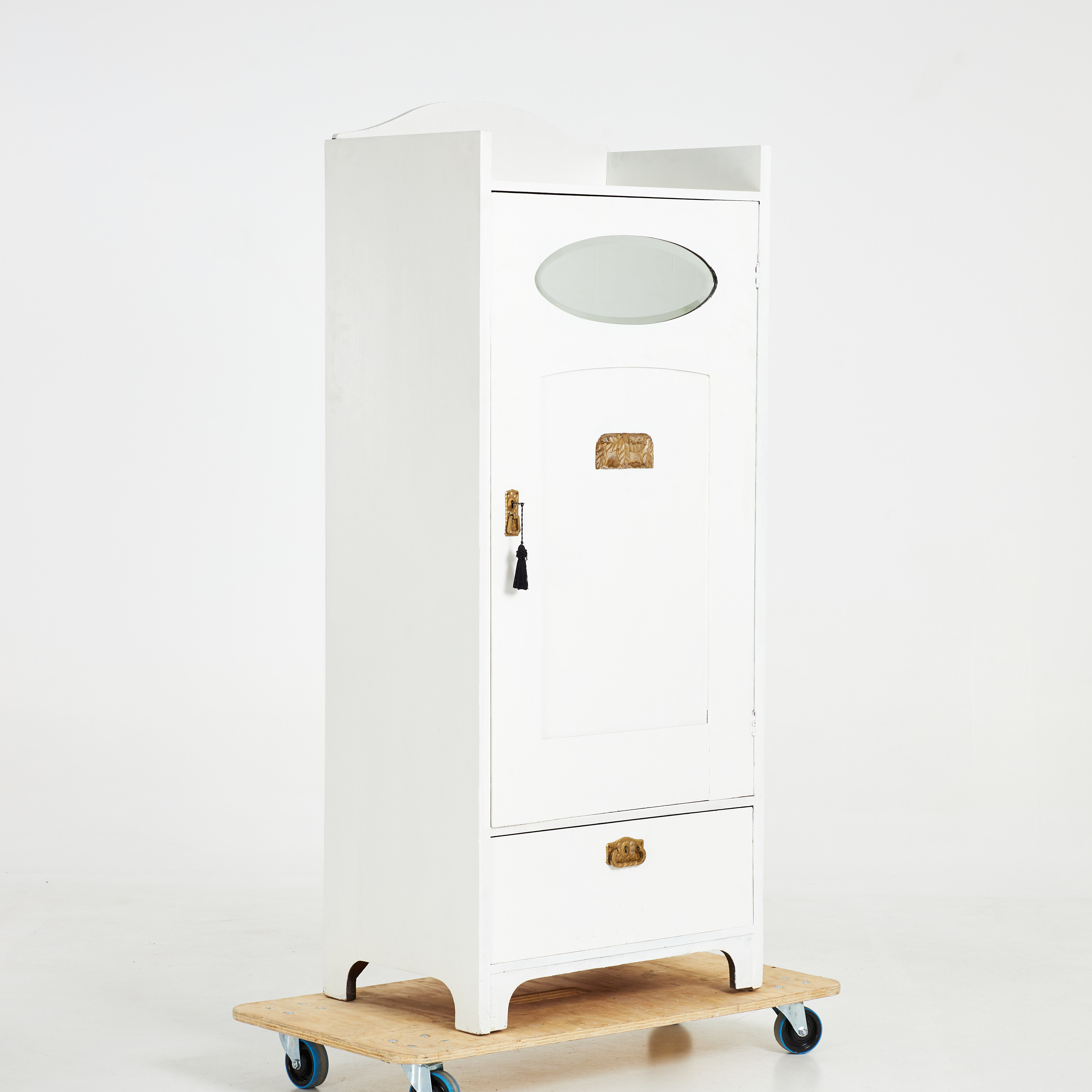 KLÄDSKÅP, 1900-talets början, jugend, vitmålad, skuren dekor, beslag i mässing, spegel.