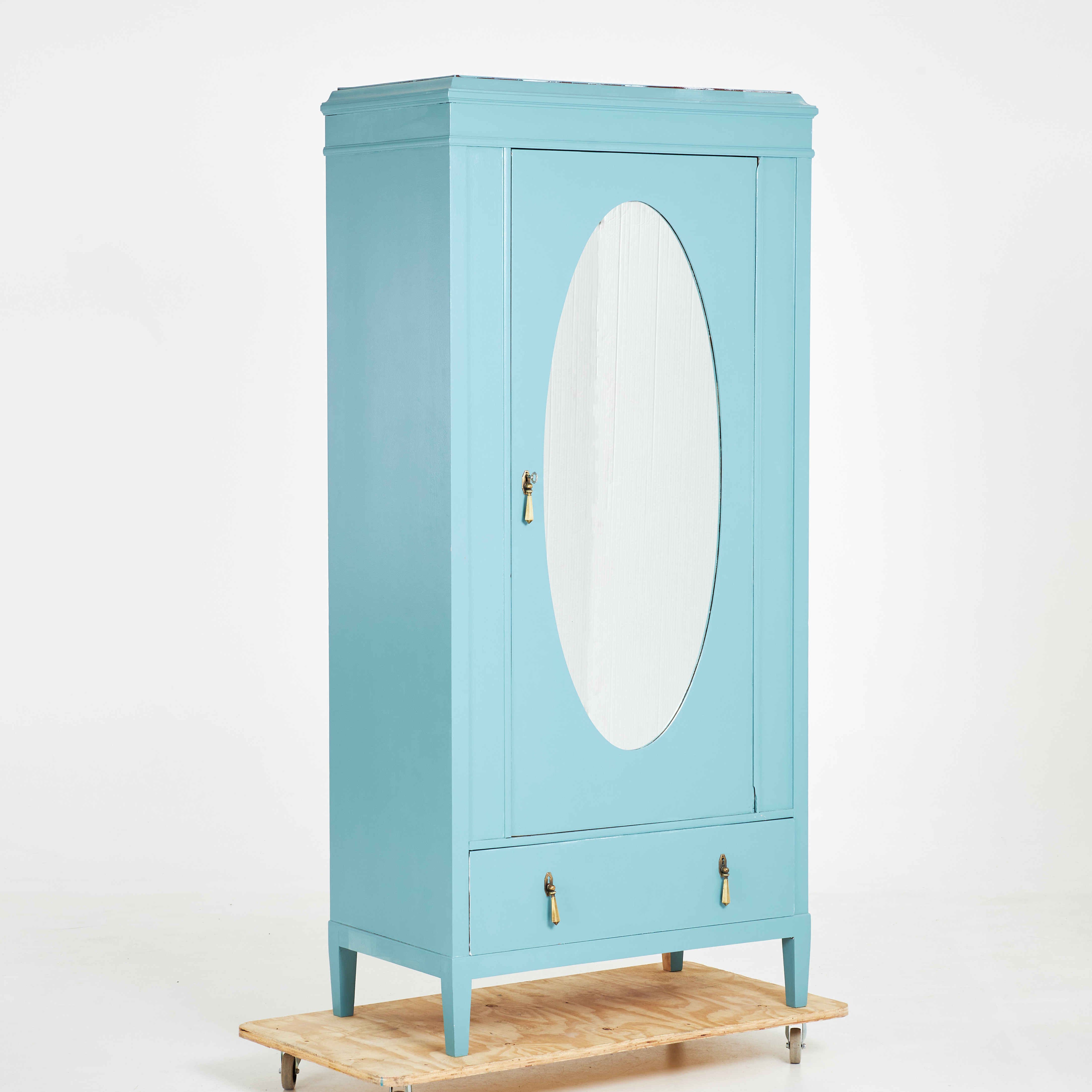 KLÄDSKÅP. 1900-talets början, jugend, senare bemålad, beslag i mässing, dörr med spegel.