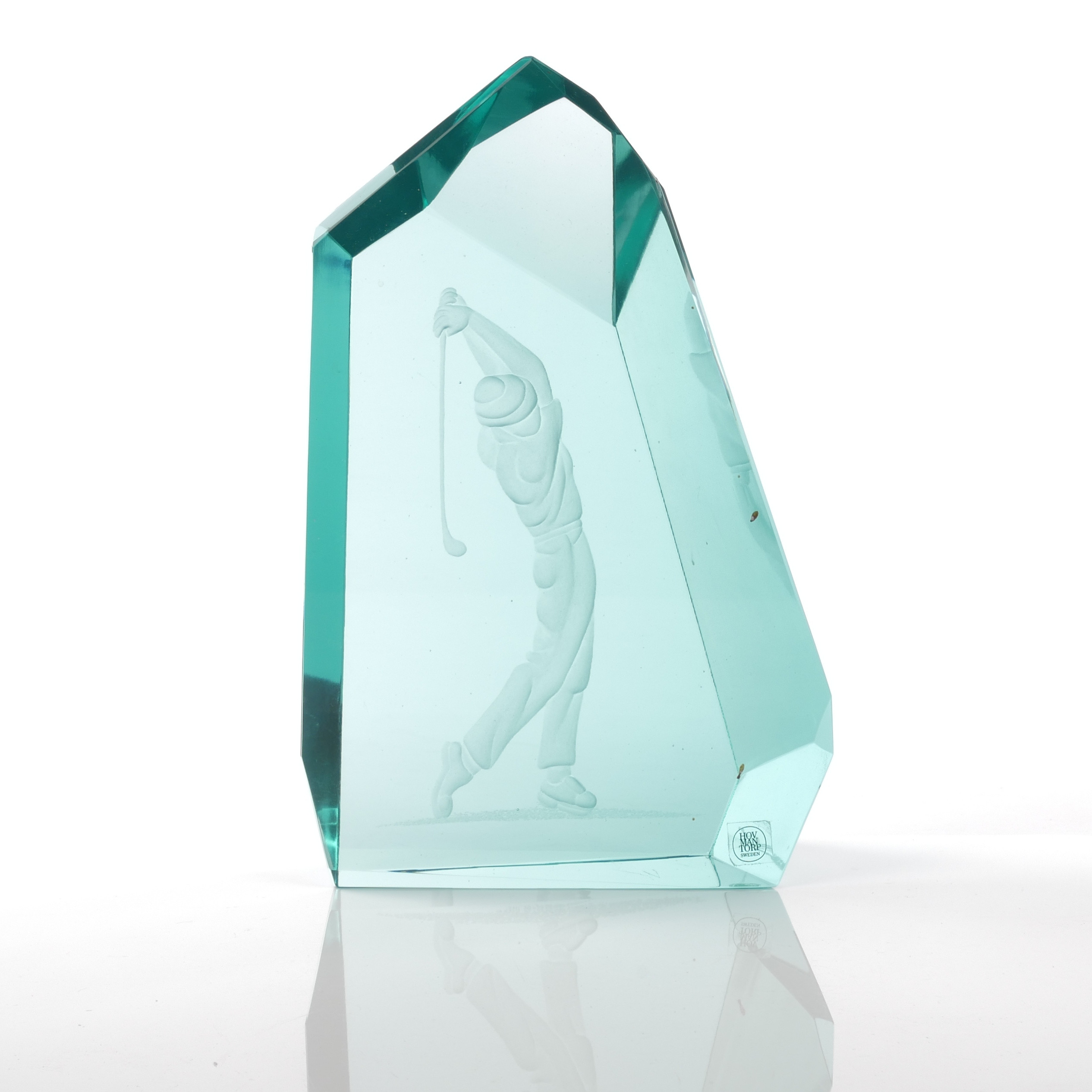 RUNE STRAND. Glasblock med golfspelare, Hovmantorp, signerad.