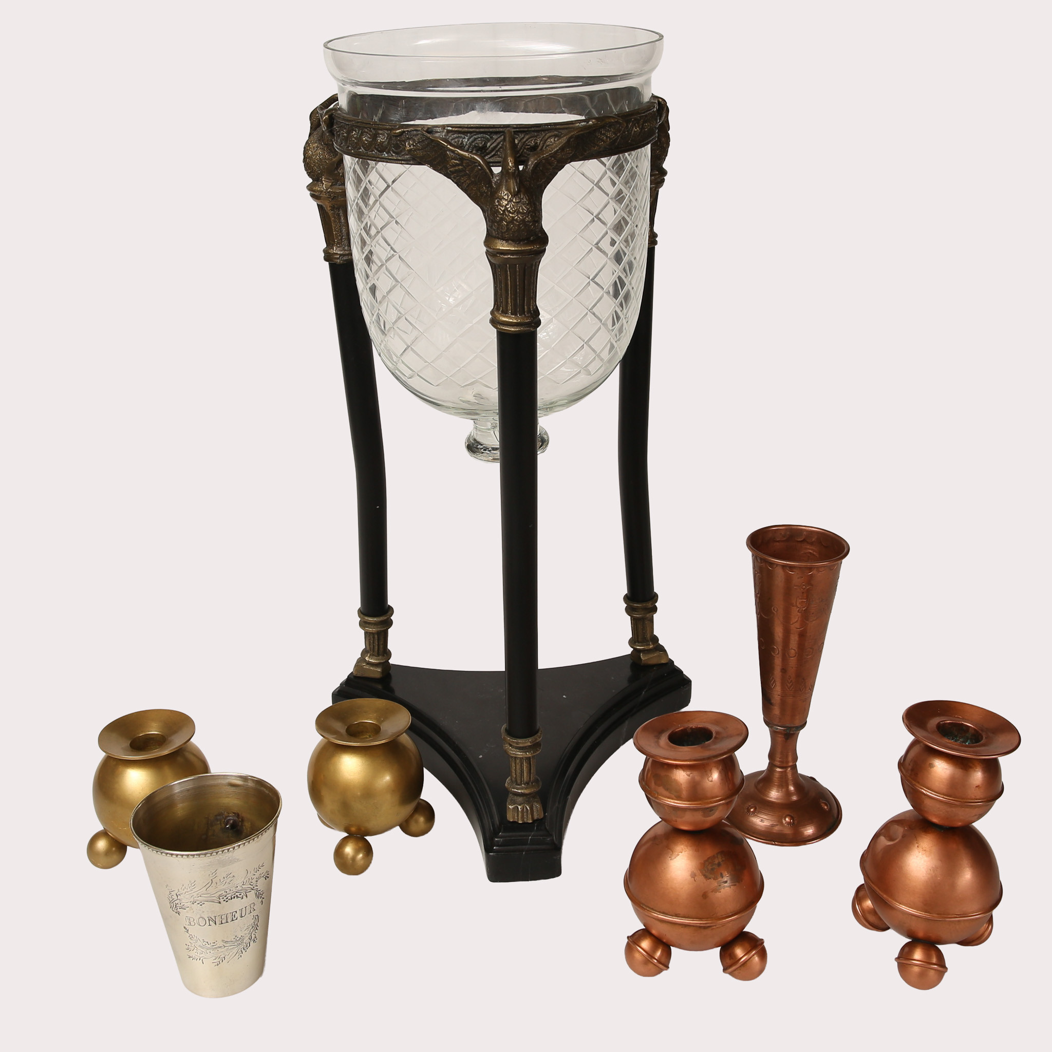 TRIPOD MED RUTSLIPAD DJUP SKÅL, samt KULLJUSSTAKAR mm. 7 delar., sten, glas och metall. omkring 1900-talets mitt - modern tid.