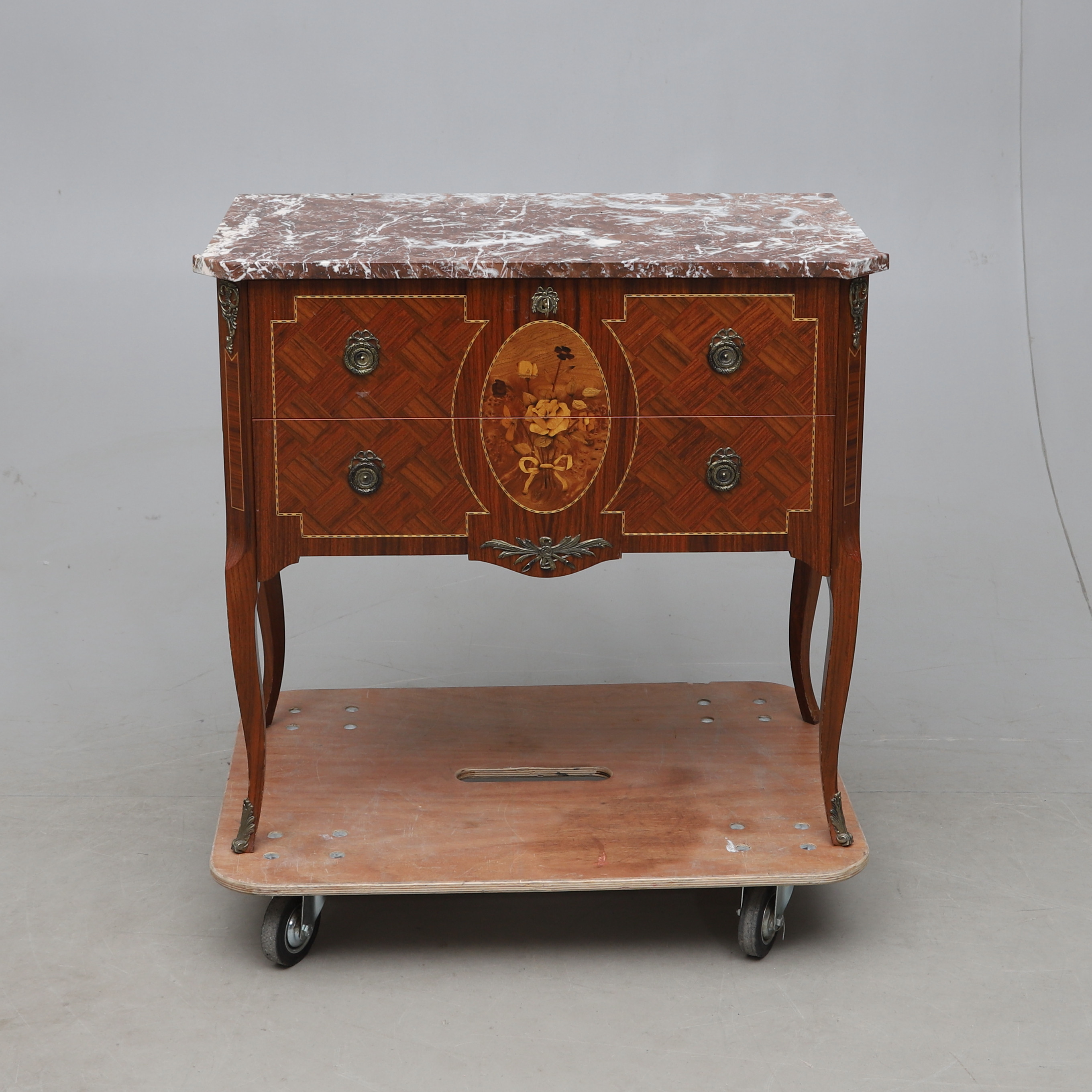 BYRÅ, gustaviansk stil, 1900-tal.