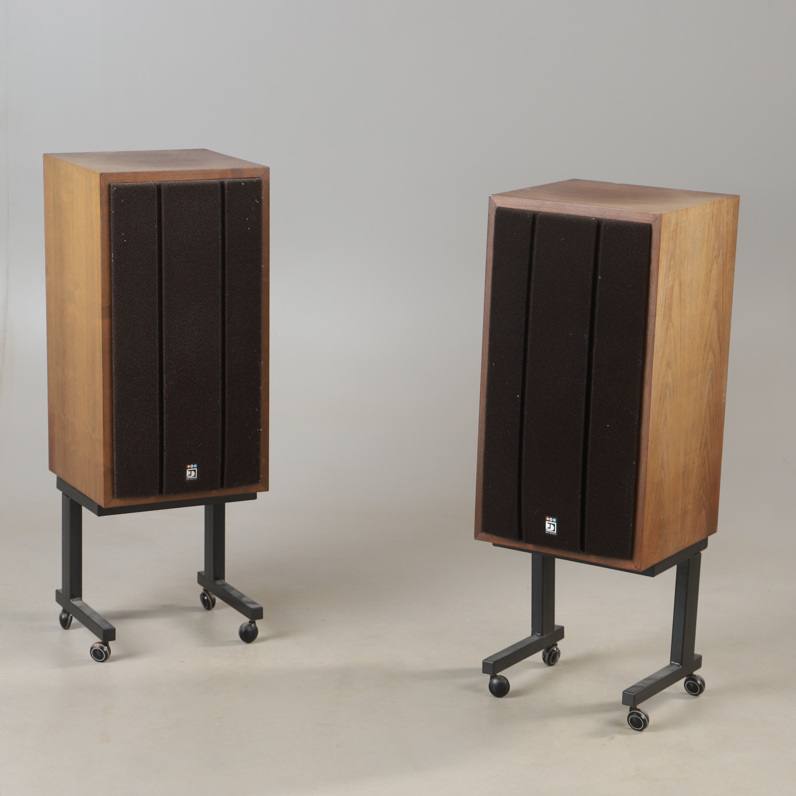 GOLVHÖGTALARE, 1 par, B.I.C Venturi, valnöt, 1900-talets andra hälft.