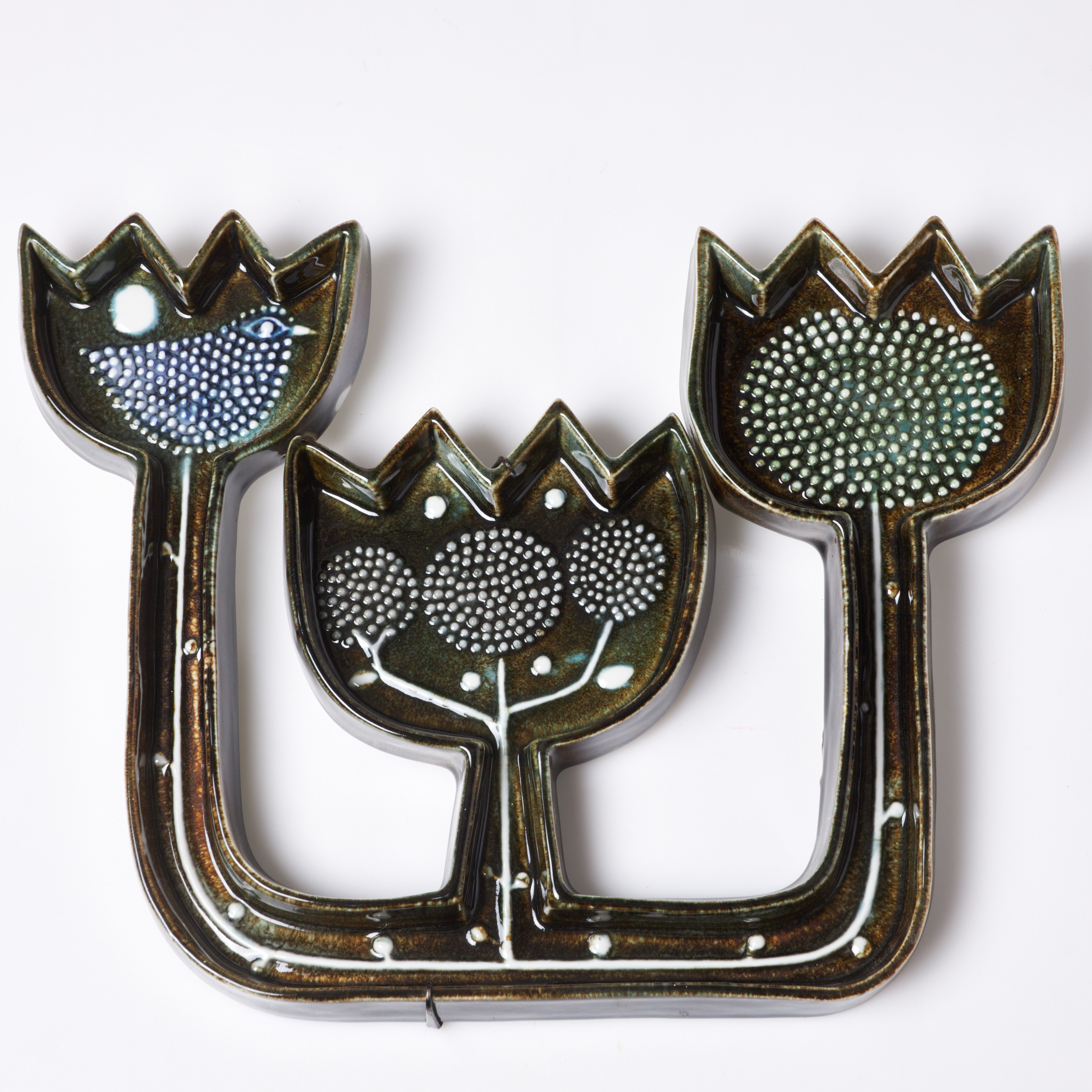 SYLVIA LEUCHOVIUS. Väggskulptur, i form av blommor, glaserat lergods, ca 1960-tal, Rörstrand.