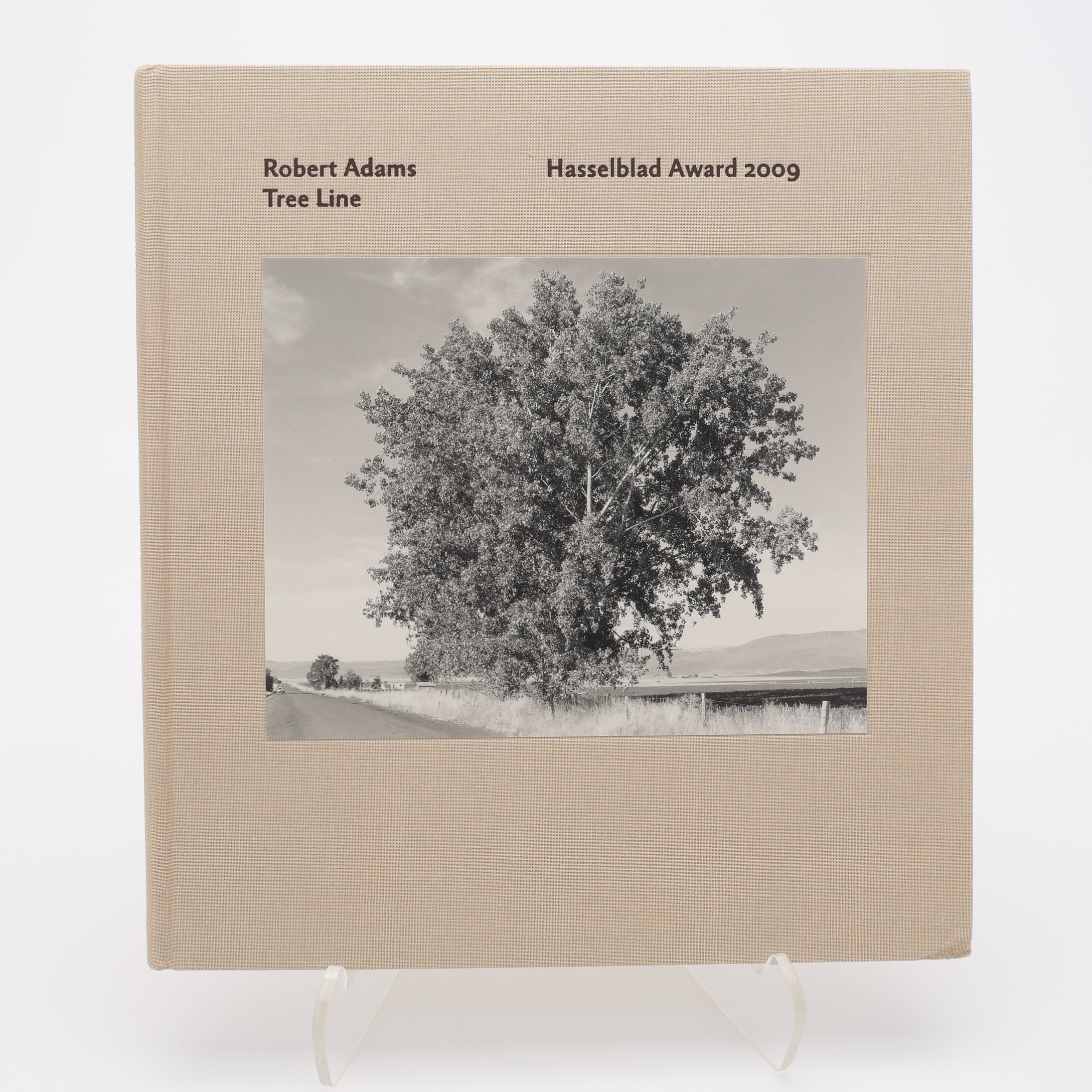 FOTO. DEN AMERIKANSKE FOTOGRAFEN ROBERT ADAMS "TREE LINE" SOM TILLDELADES HASSELBLADSPRISET I FÖRSTA UPPLAGAN, 2009.