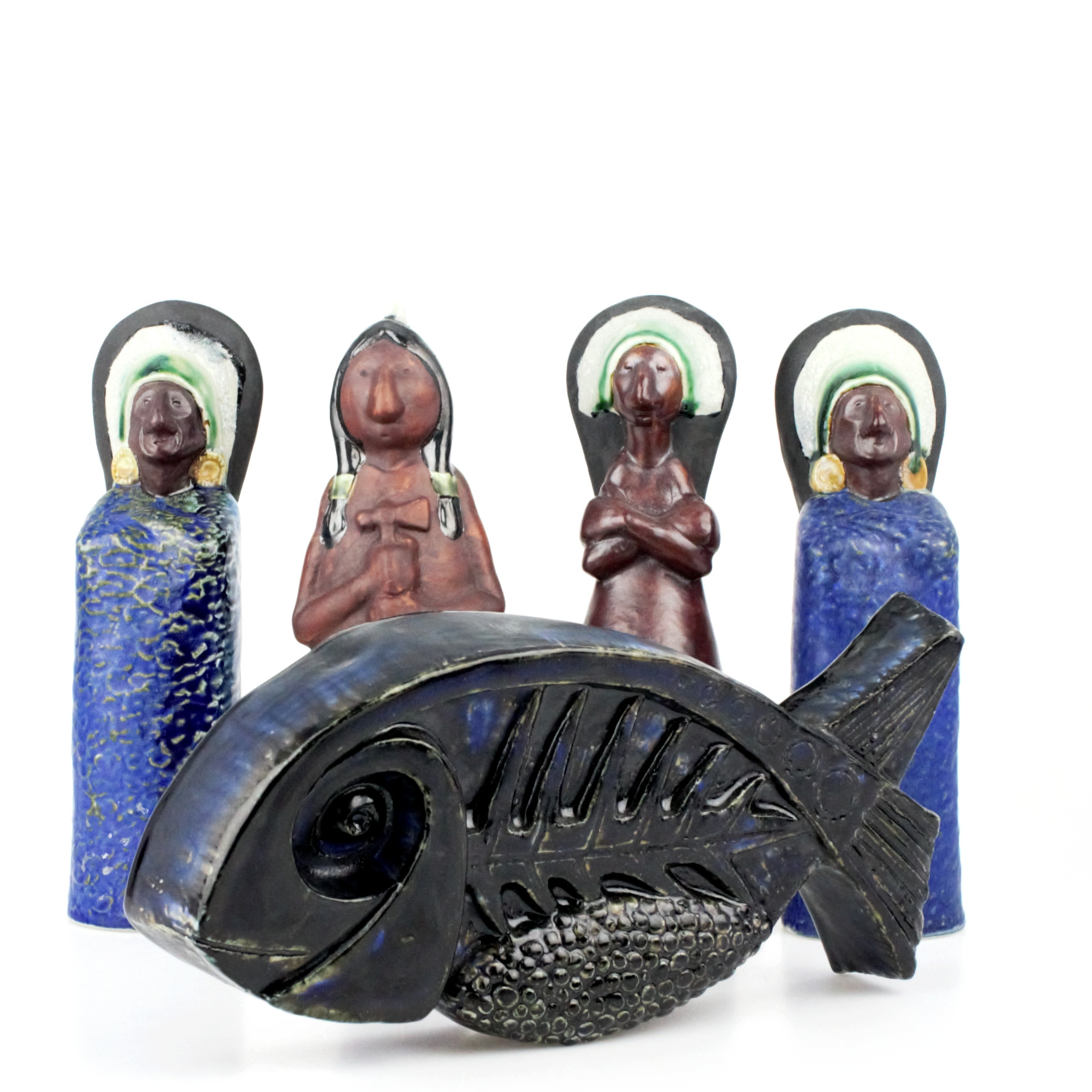 ROLF PALM. Figuriner, 4 st, indianer och 1 st, fisk, stengods, signerade, Andersson & Johansson, Höganäs.