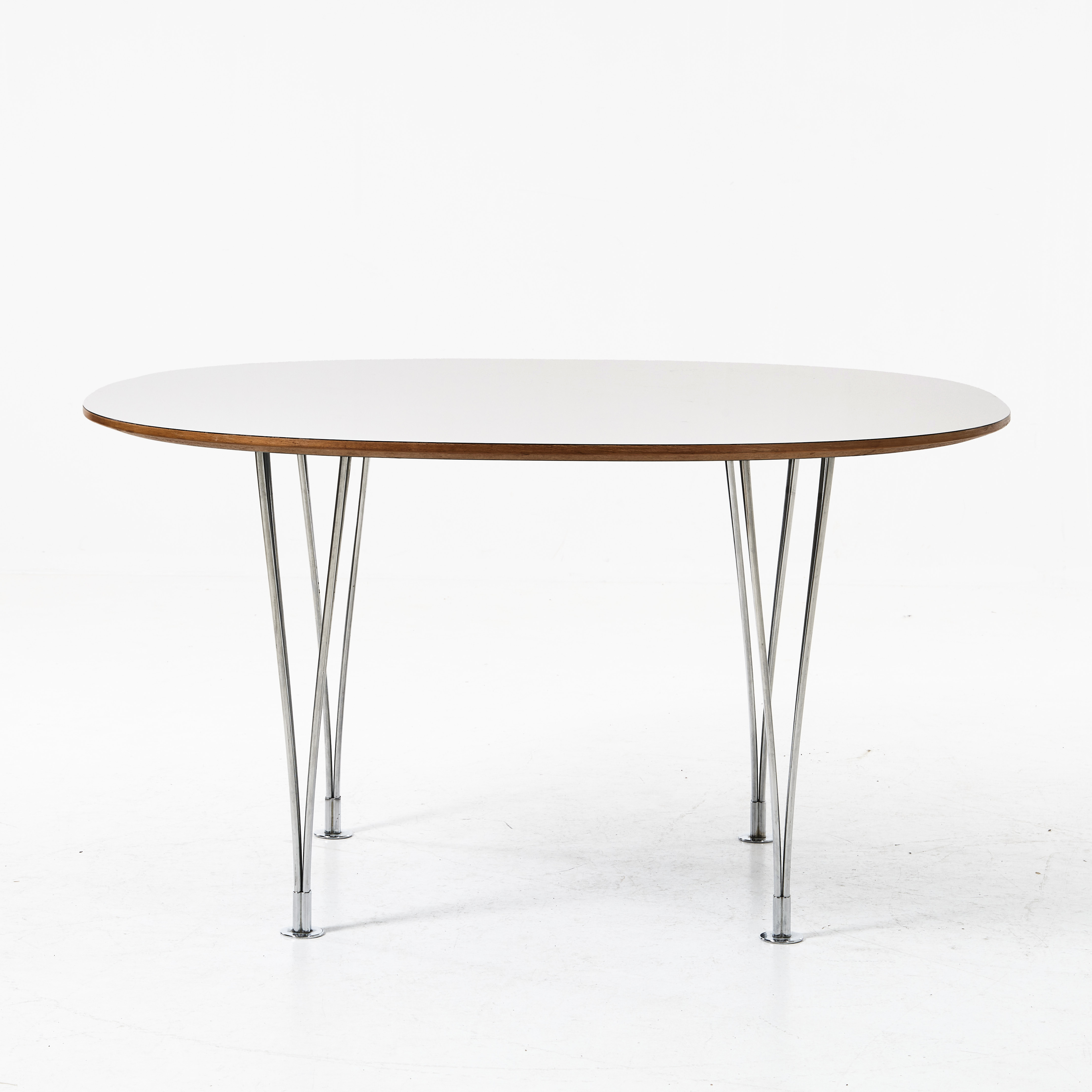 BRUNO MATHSSON & PIET HEIN. "Supercirkel", vit laminatskiva, kromade spännben.