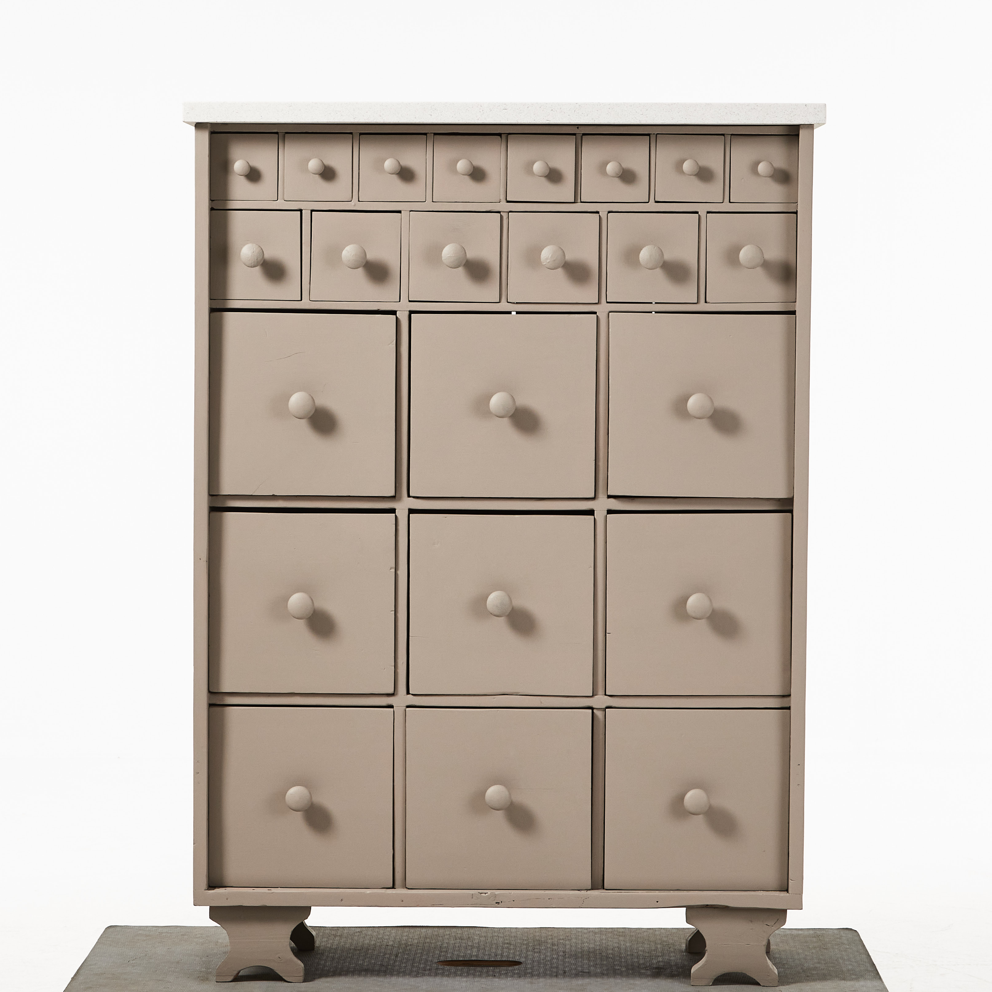 LÅDFACK/KÖPMANSDISK, delvis från 1900-talets början, bemålad, toppskiva med i sten, omarbetad.