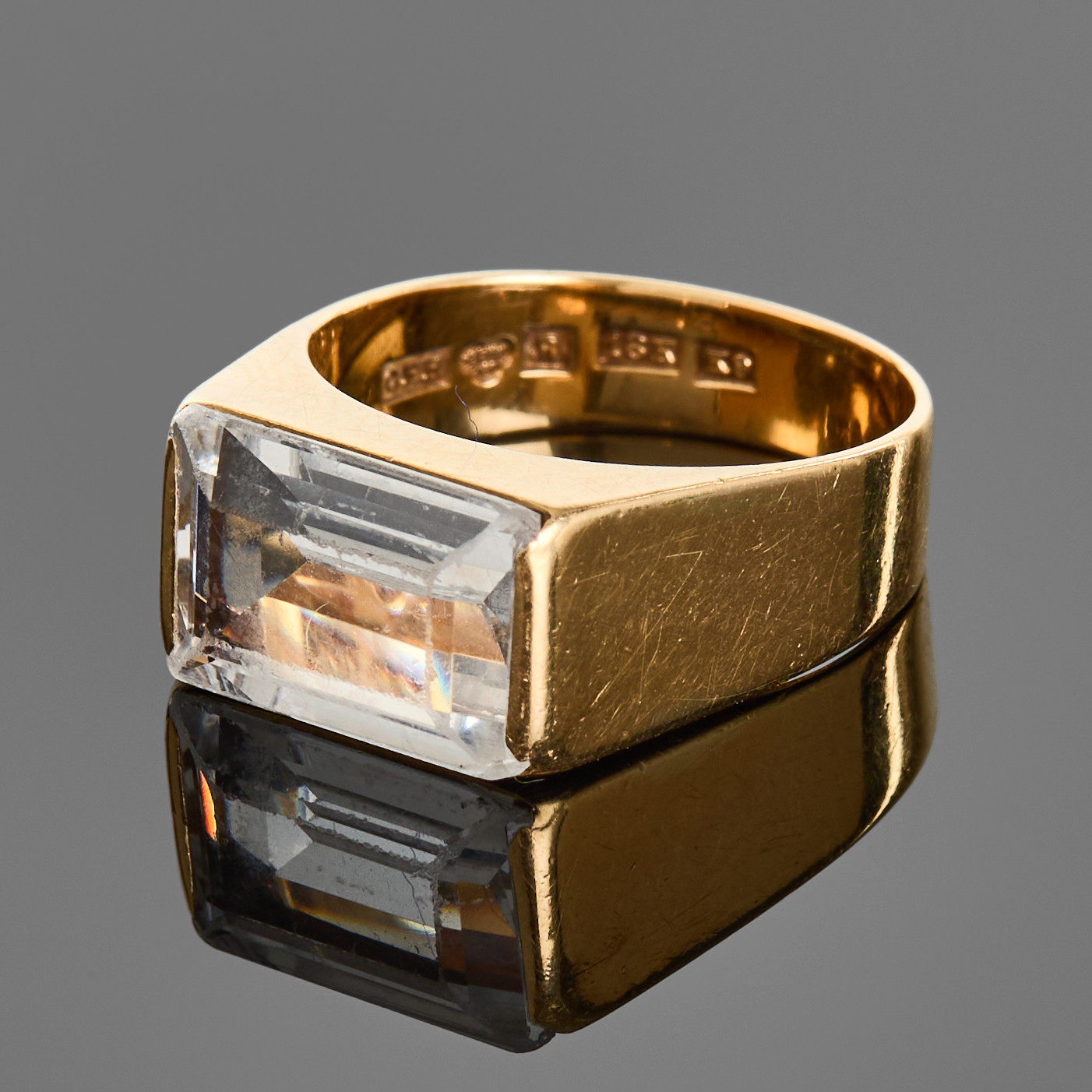 KLACKRING, 18k gud med en syntetisk ljusblå spinel, Hallberg Guldvarufabrik Hovjuv, 1960, Köping.