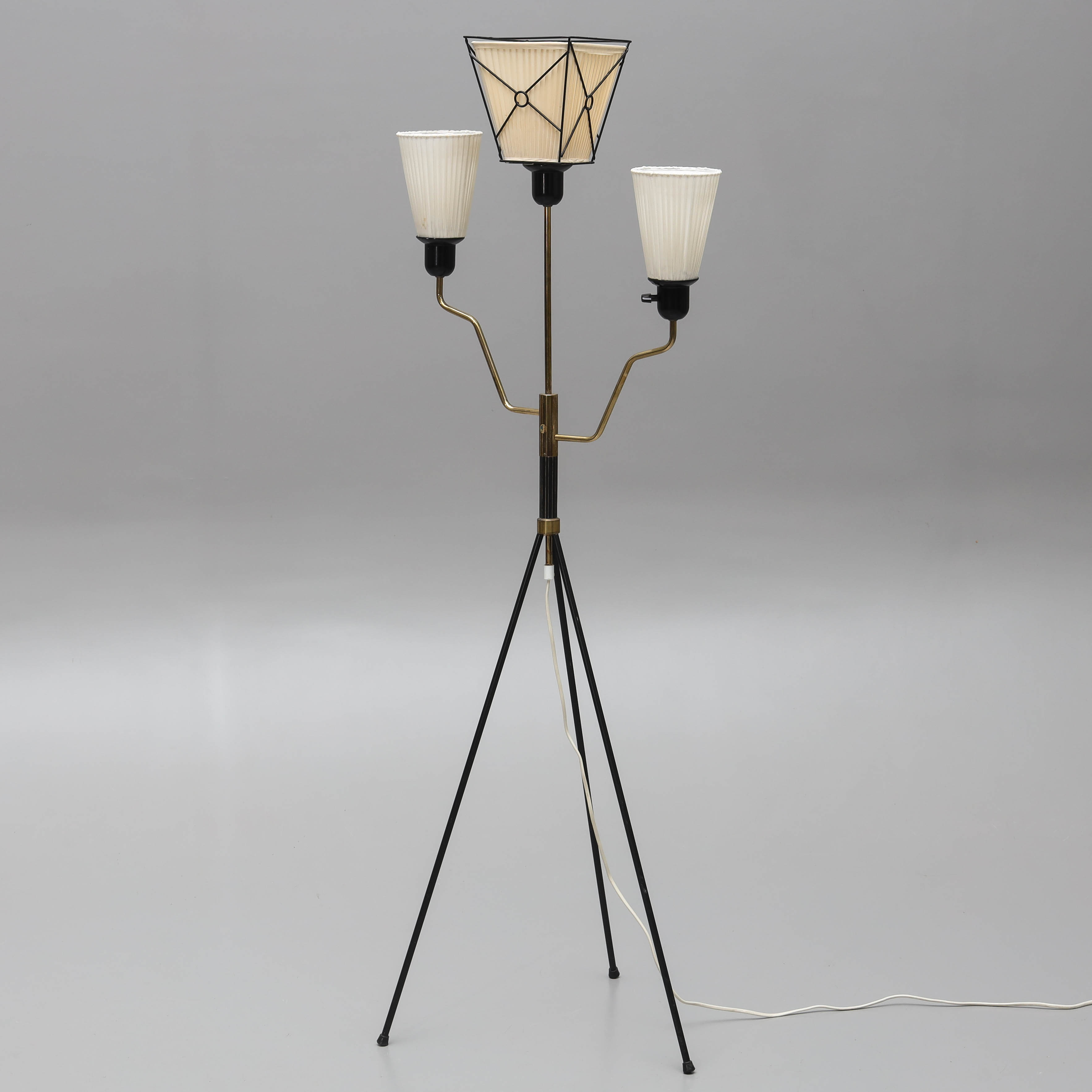 GOLVLAMPA, 3-ljuspunkter, lackad metall & mässing, 1950-tal.