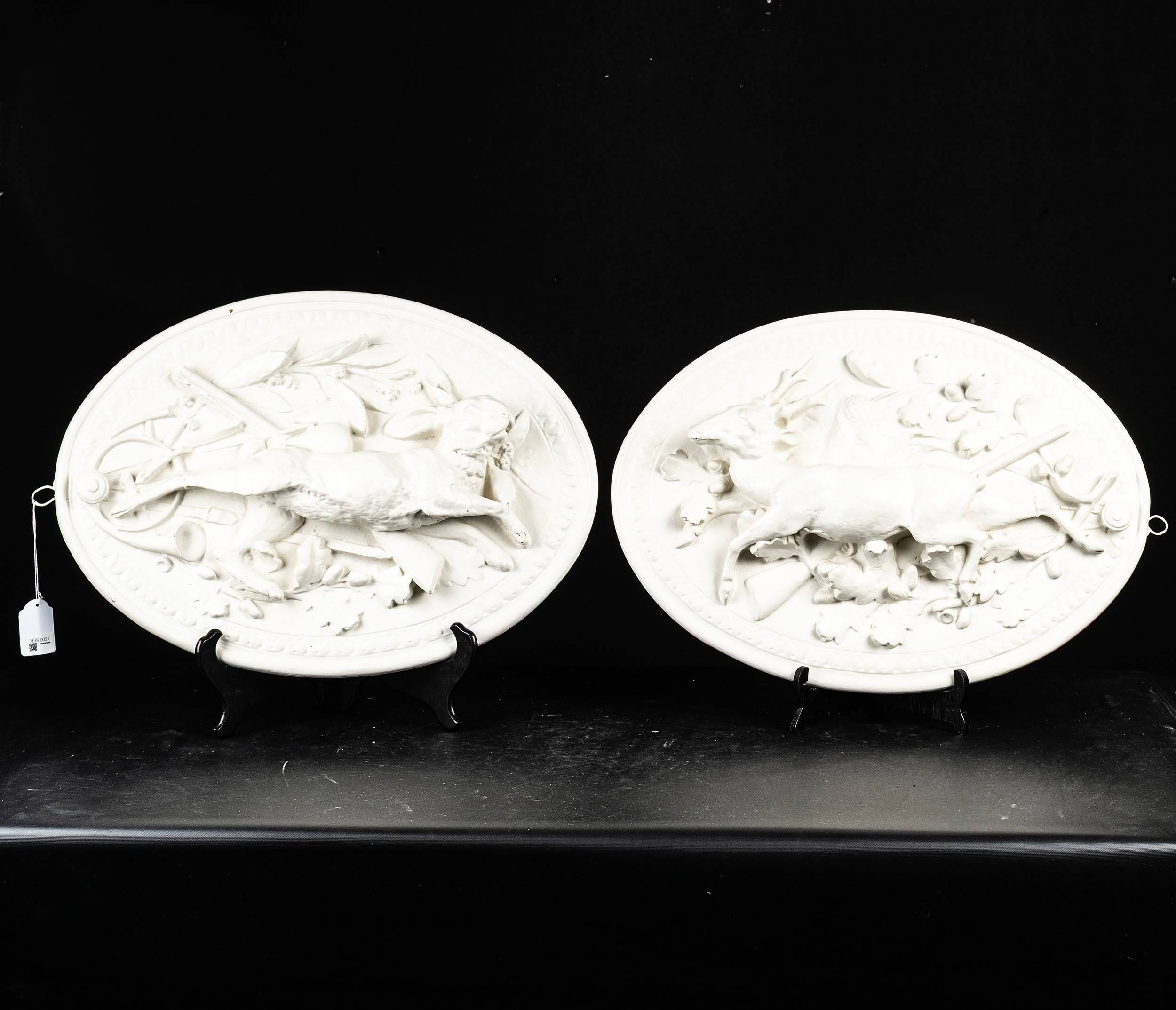 VÄGGRELIEF, ett par med jaktmotiv, signerade.