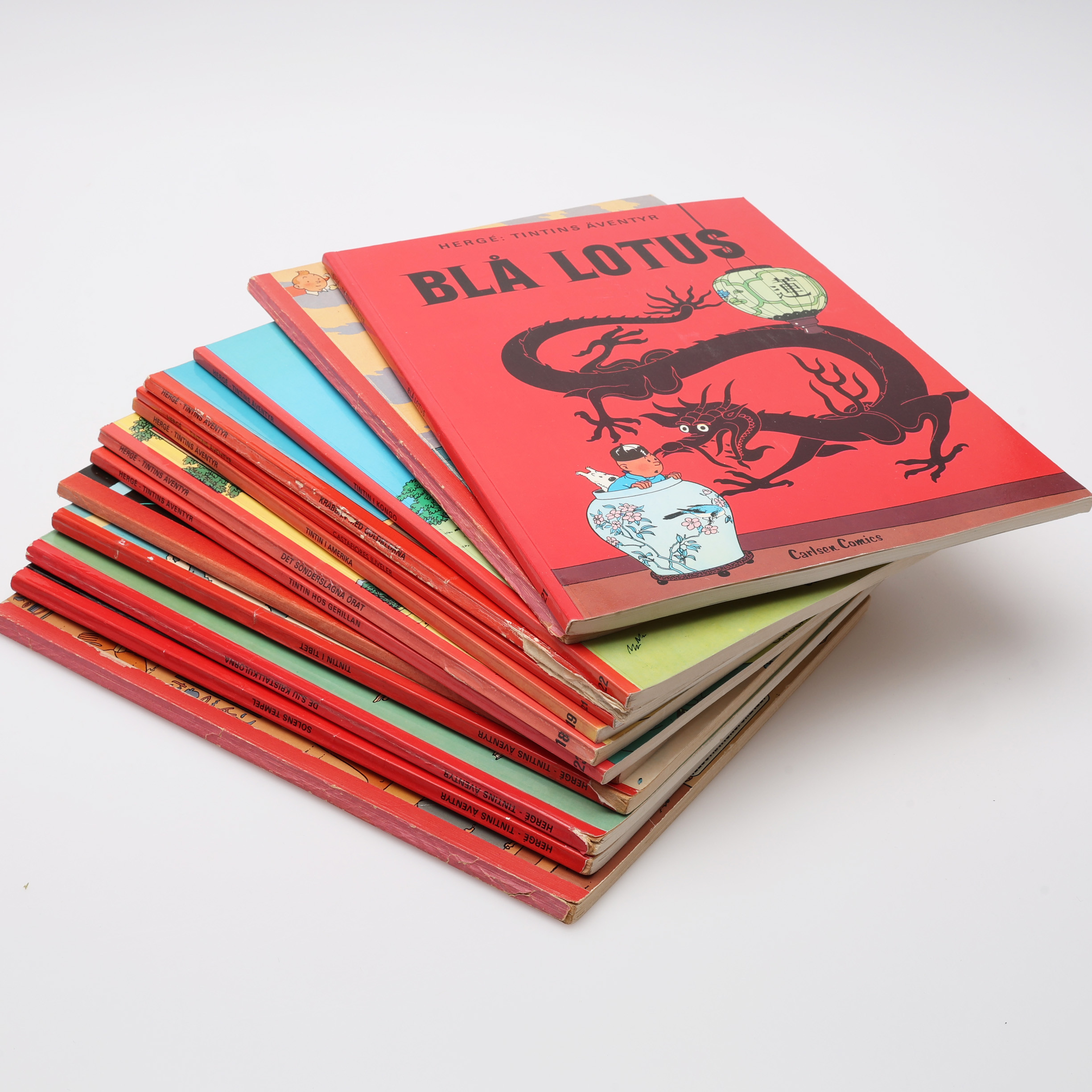 TINTINS ÄVENTYR. TRETTON SERIEALBUM AV DEN BELGISKE SERIETECKNAREN HERGE VARAV FLERA I FÖRSTA UPPLAGAN.