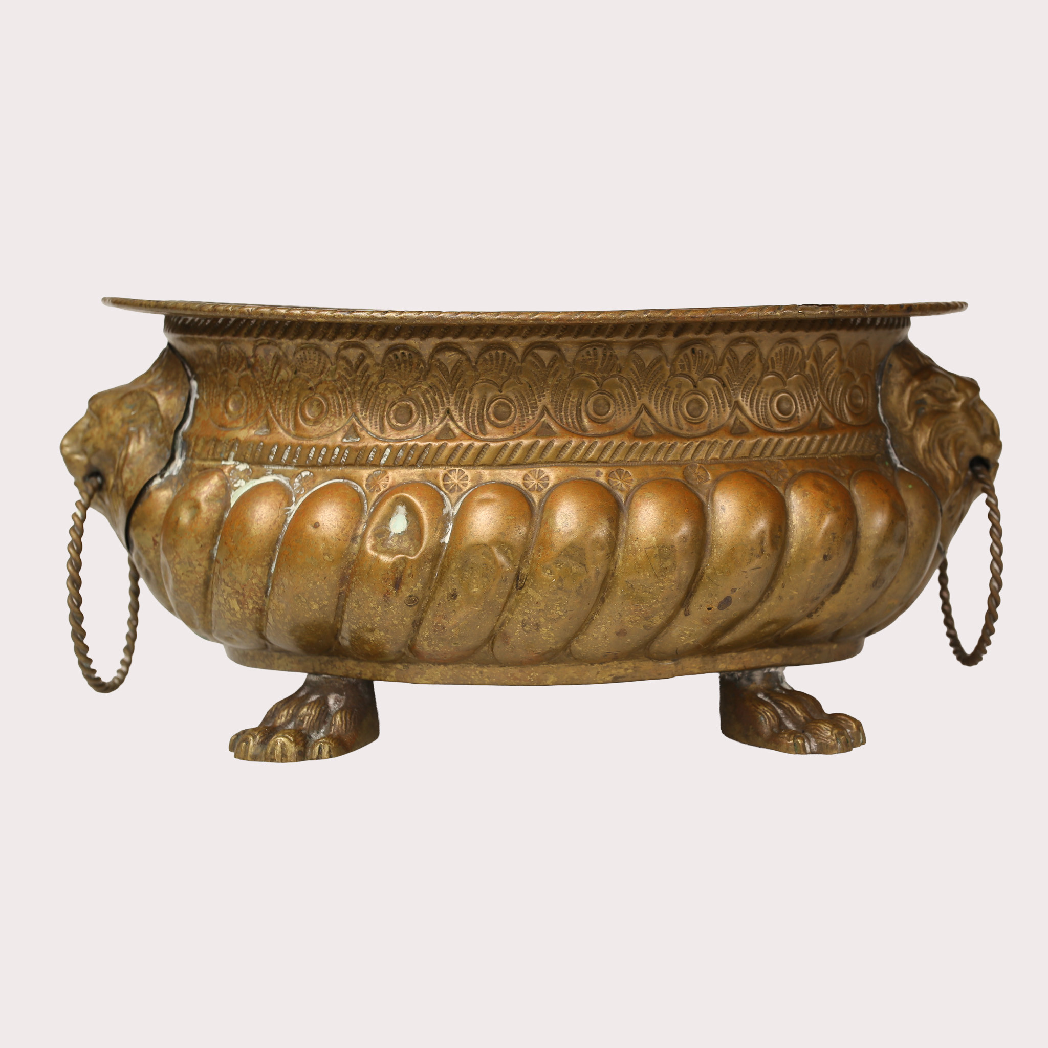 JARDINJÄR, mässing, driven dekor, lejonmaskaroner som biter i ringar. Omkring 1800-talets slut.