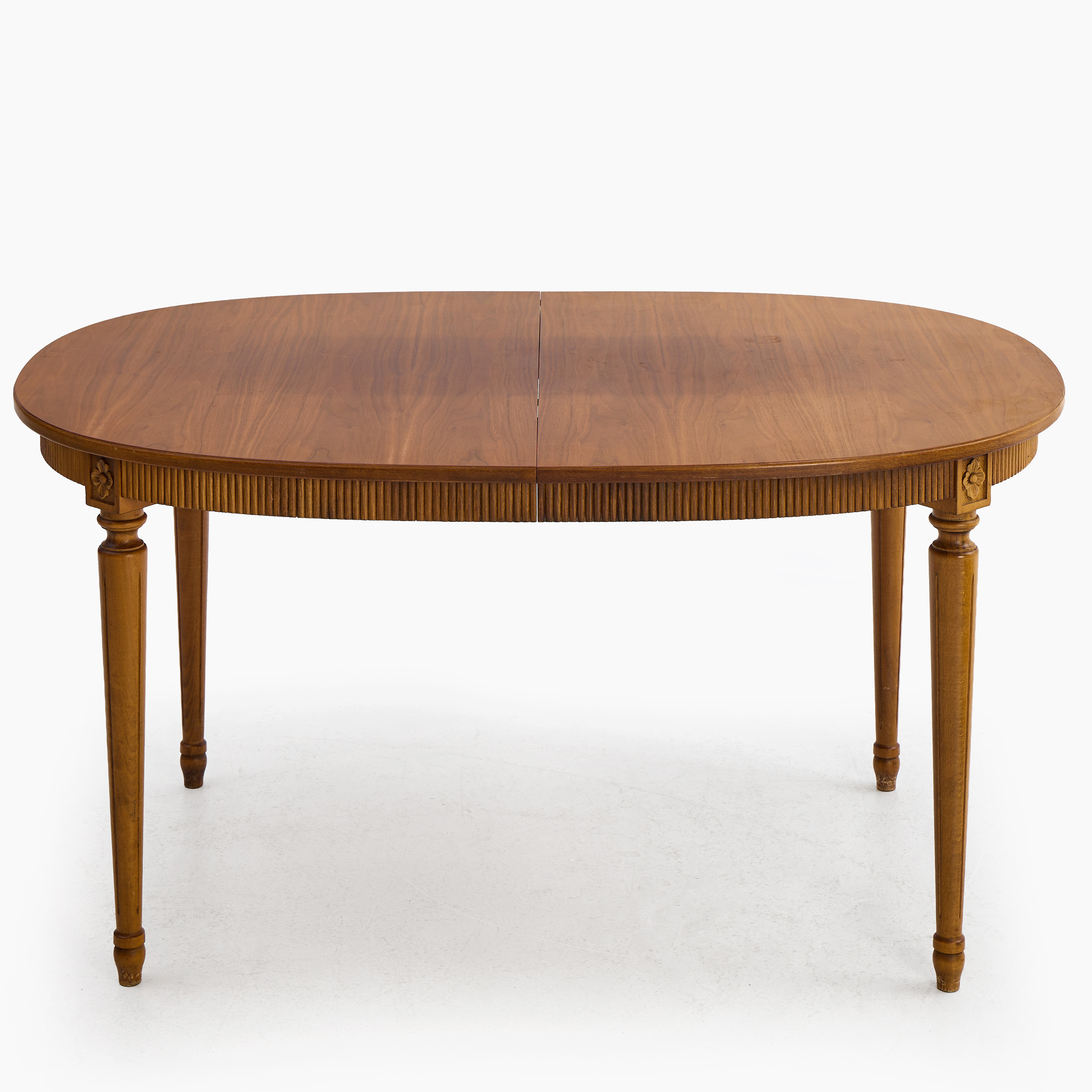 MATBORD, gustaviansk stil, 1900-talets andra hälft, fanerad i valnöt, 2 iläggsskivor.