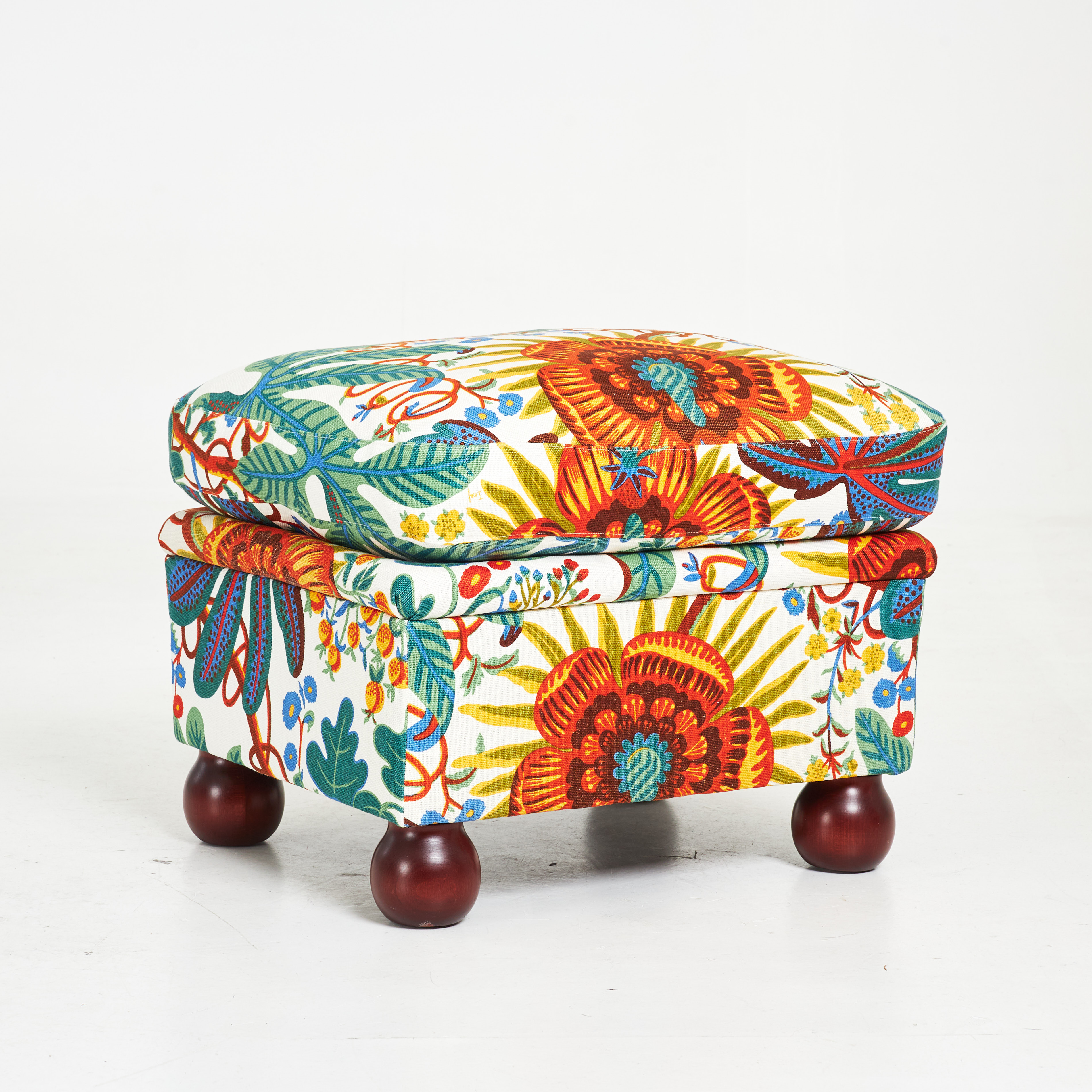 PALL/FOTPALL, klädd i "Aralia" linnetyg designat av Josef Frank, 1900-talets andra hälft.