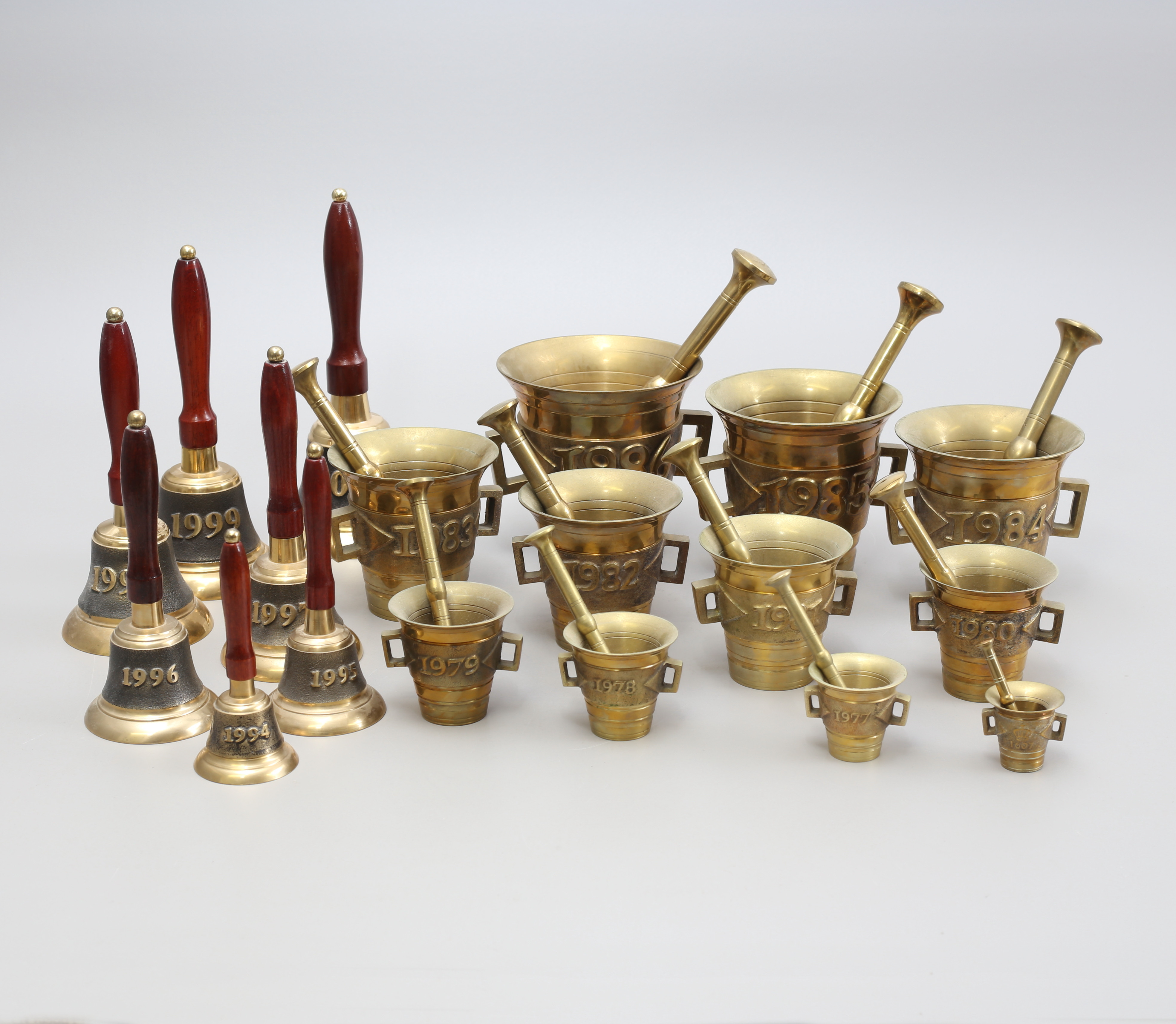 ÅRSKLOCKOR samt ÅRSMORTLAR, 7 + 11 st, mässing, Christineholm/Skultuna, Fyrklövern.