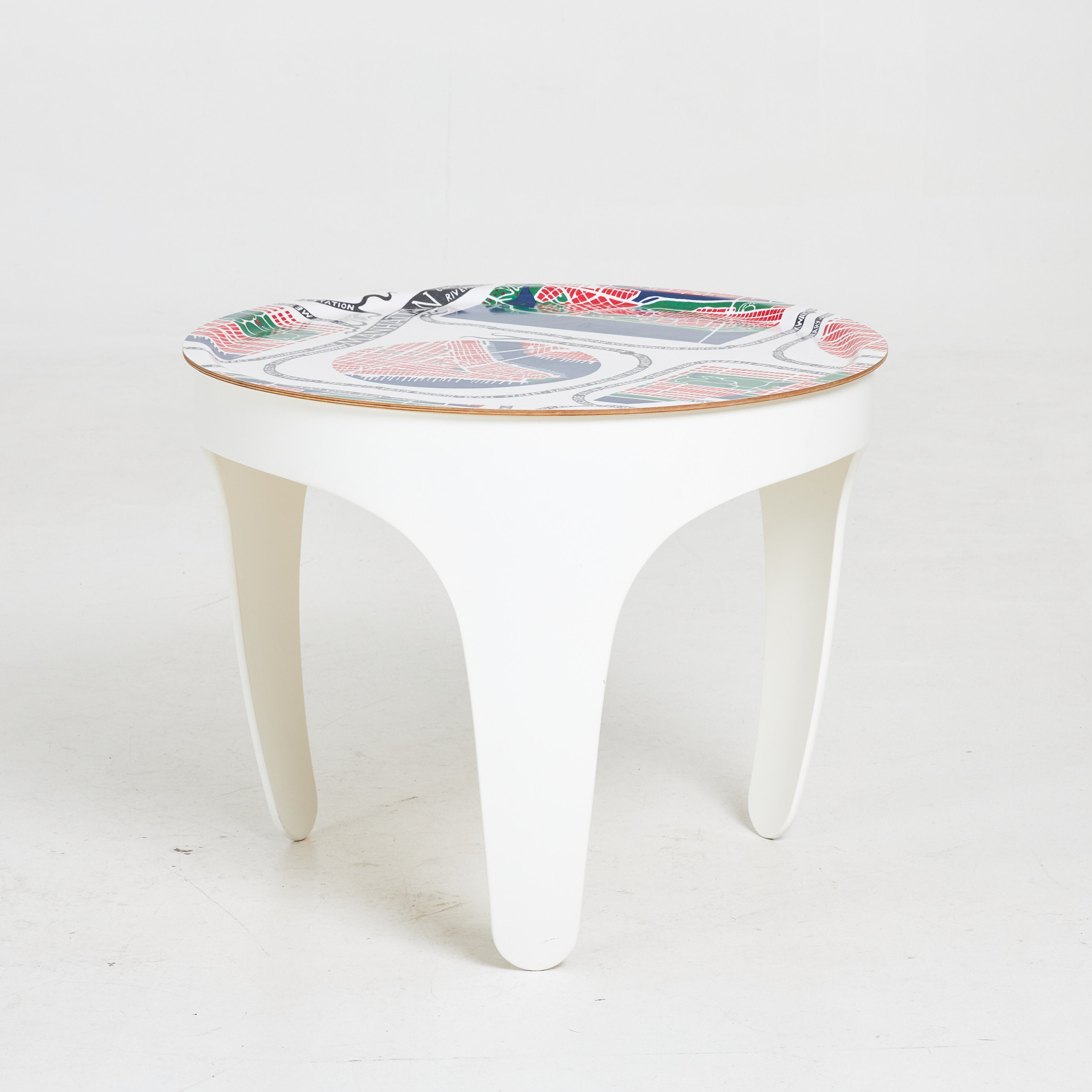 MARGOT BAROLO & MÄRTA FRIMAN. Brickbord, "Sunday Noon", bricka i Josef Franks "Manhattan", Firma Svenskt Tenn.