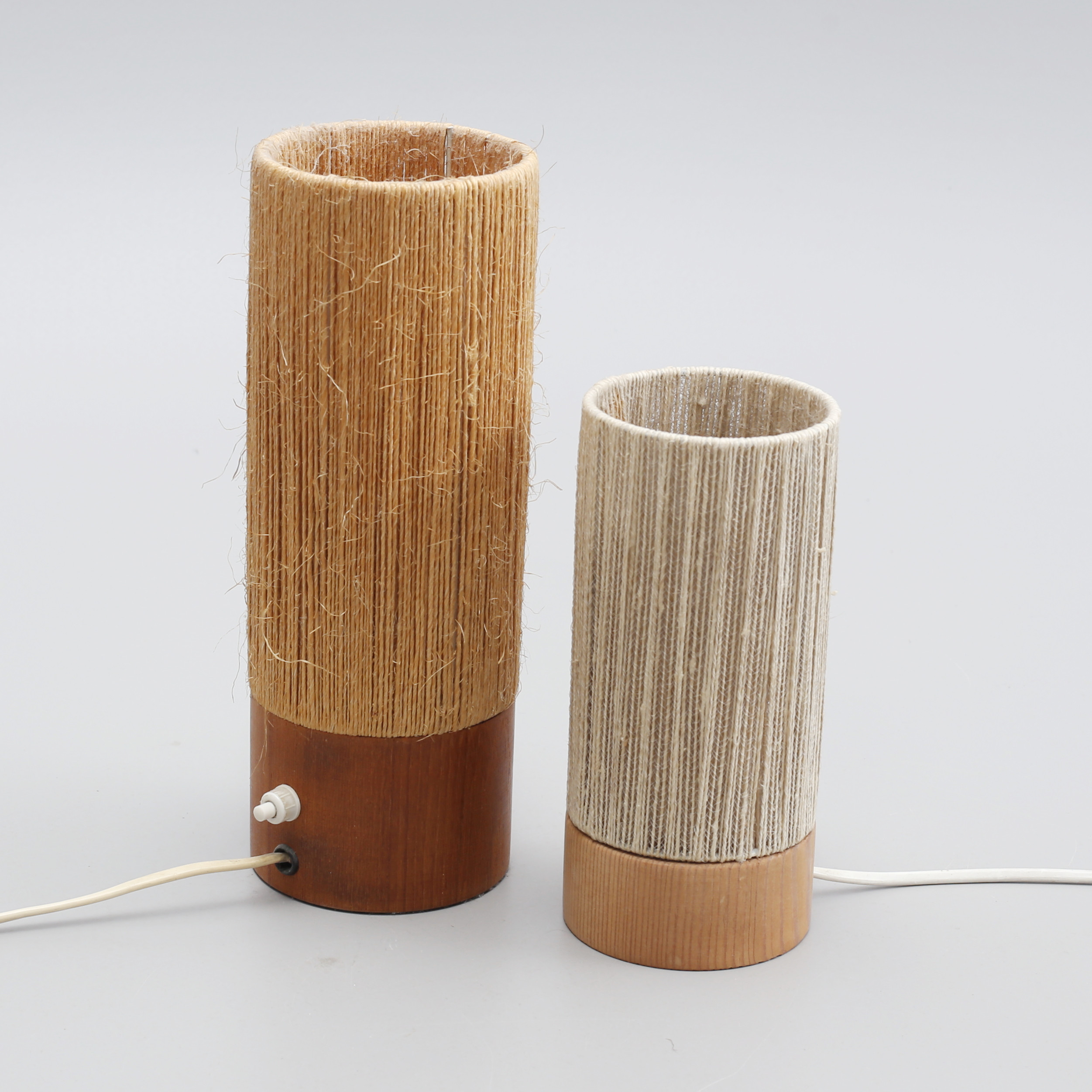 BORDSLAMPOR, 2 st, trä/sisal, 1900-talets andra hälft.