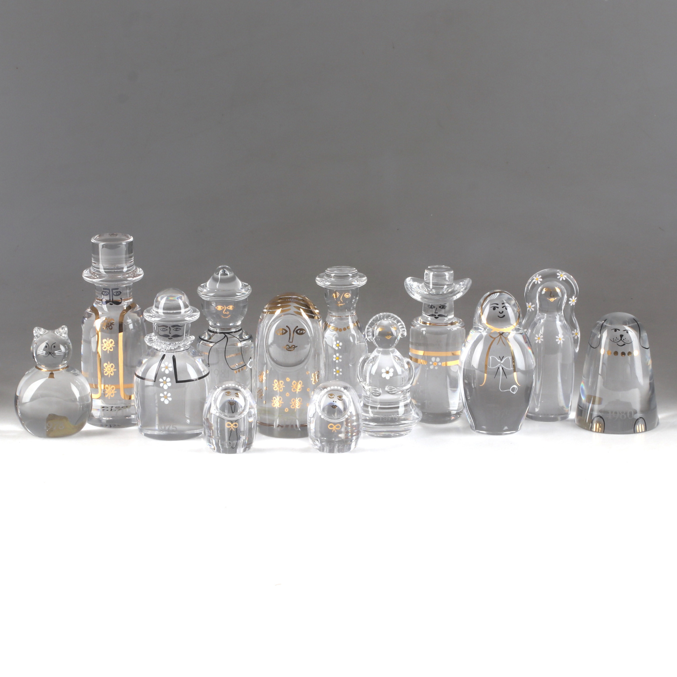 GÖRAN WÄRFF. Årsfiguriner, 13 st, "Familjen", glas, Kosta, 1970-81.