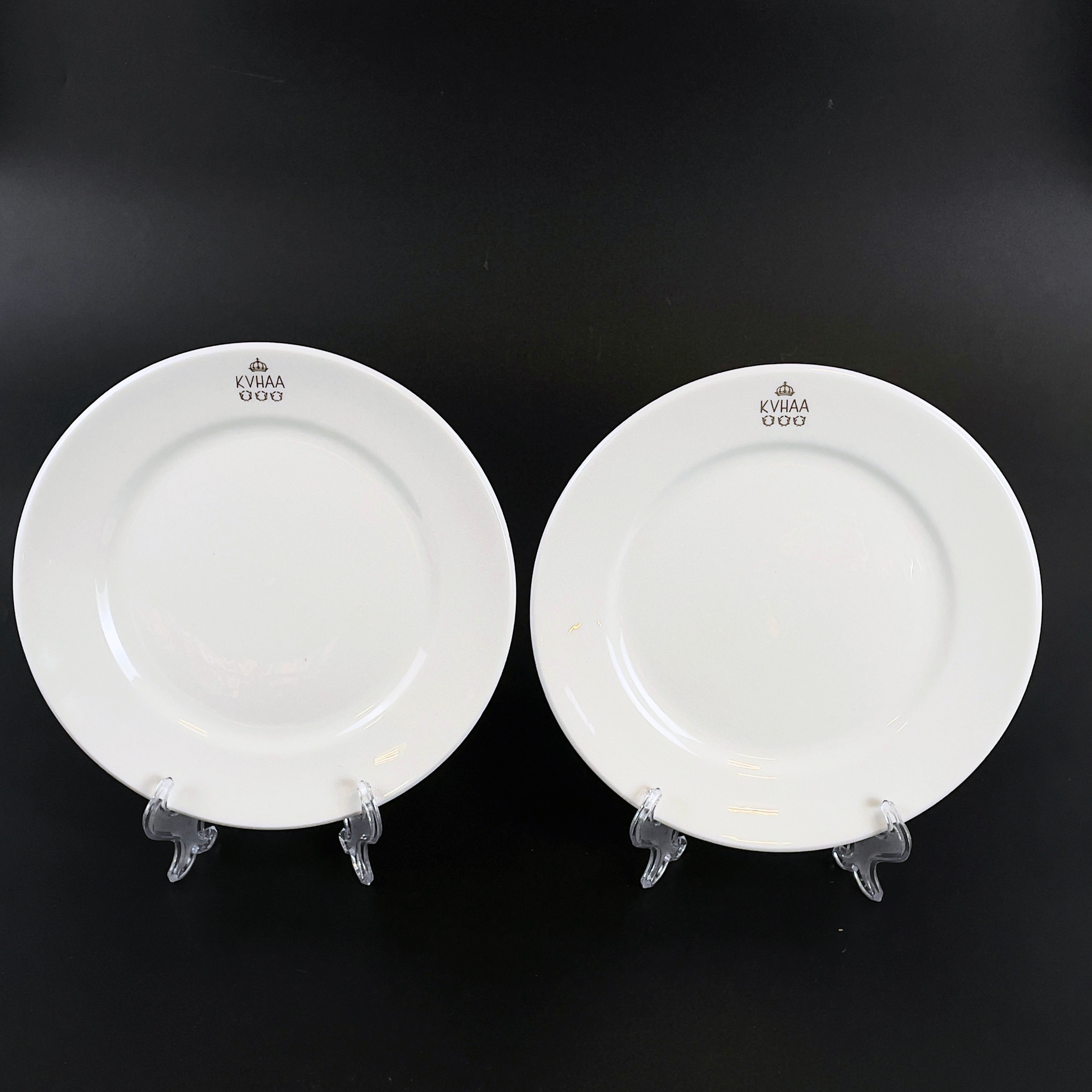 TALLRIKAR, 2 st, benporslin, märkta KVHAA (Kungliga Vitterhets Historie och Antikvitets Akademien), Gustavsberg.